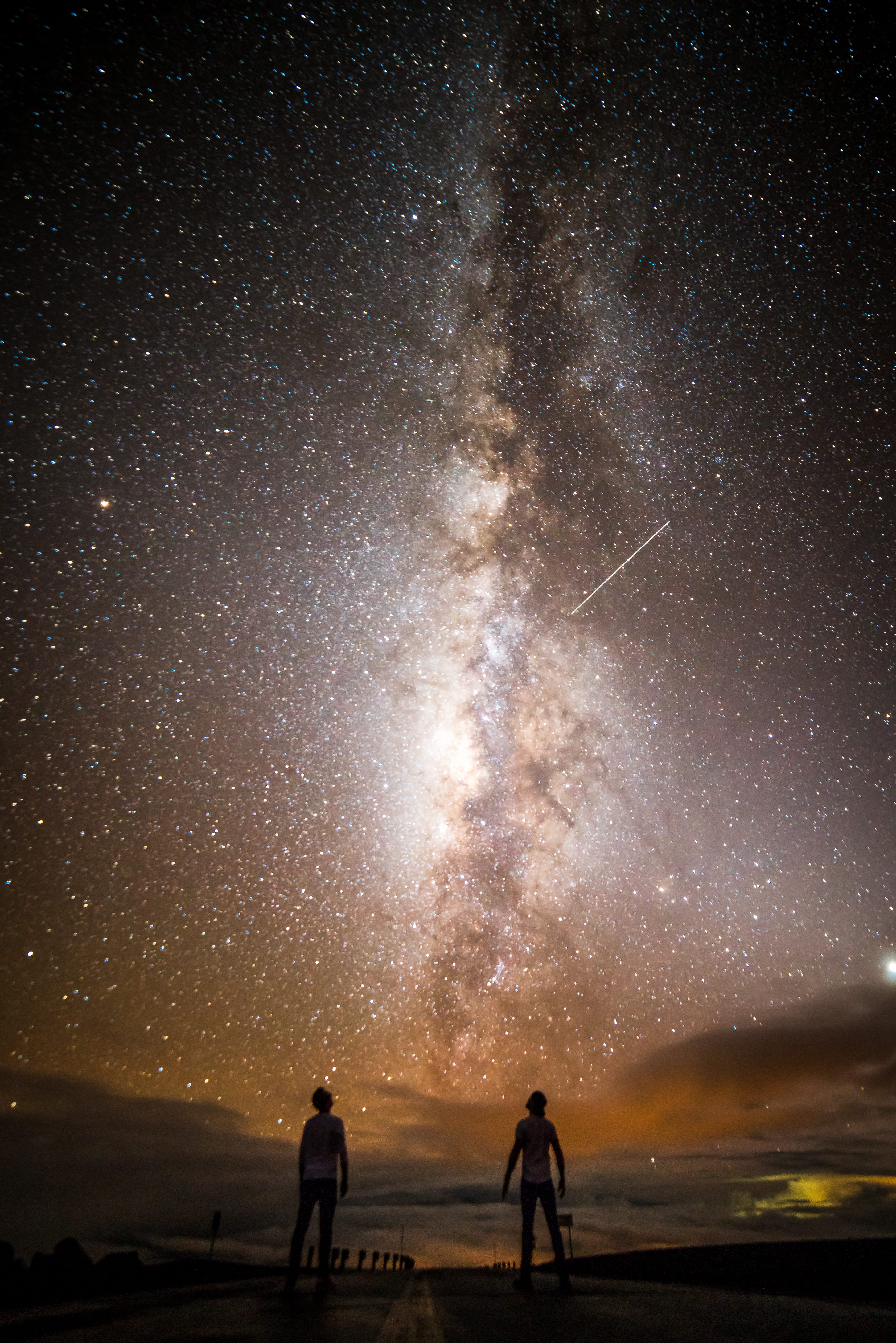 real people, wonder, astrophotography, nature, gaze, wondering, space, two, outdoors, man, land, gazeing, galaxy, silhouette, dark, astro, 5K, milky way, Phone HD Wallpaper