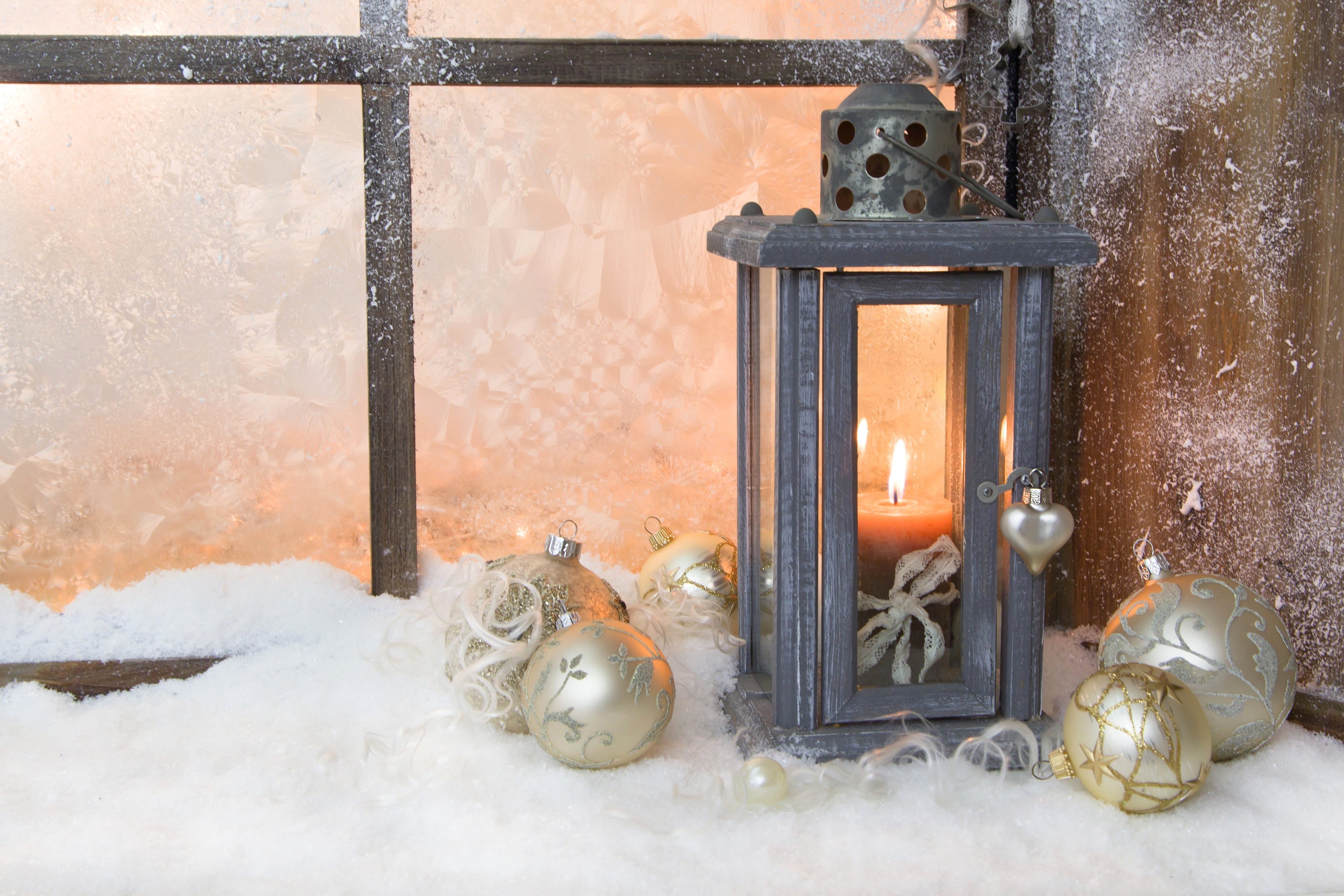 ornate, balls, cold temperature, gift, nature, frost, 4K, wall - building feature, christmas Decoration, fire, no People, christmas Ornament, day, retro styled, HD Wallpaper