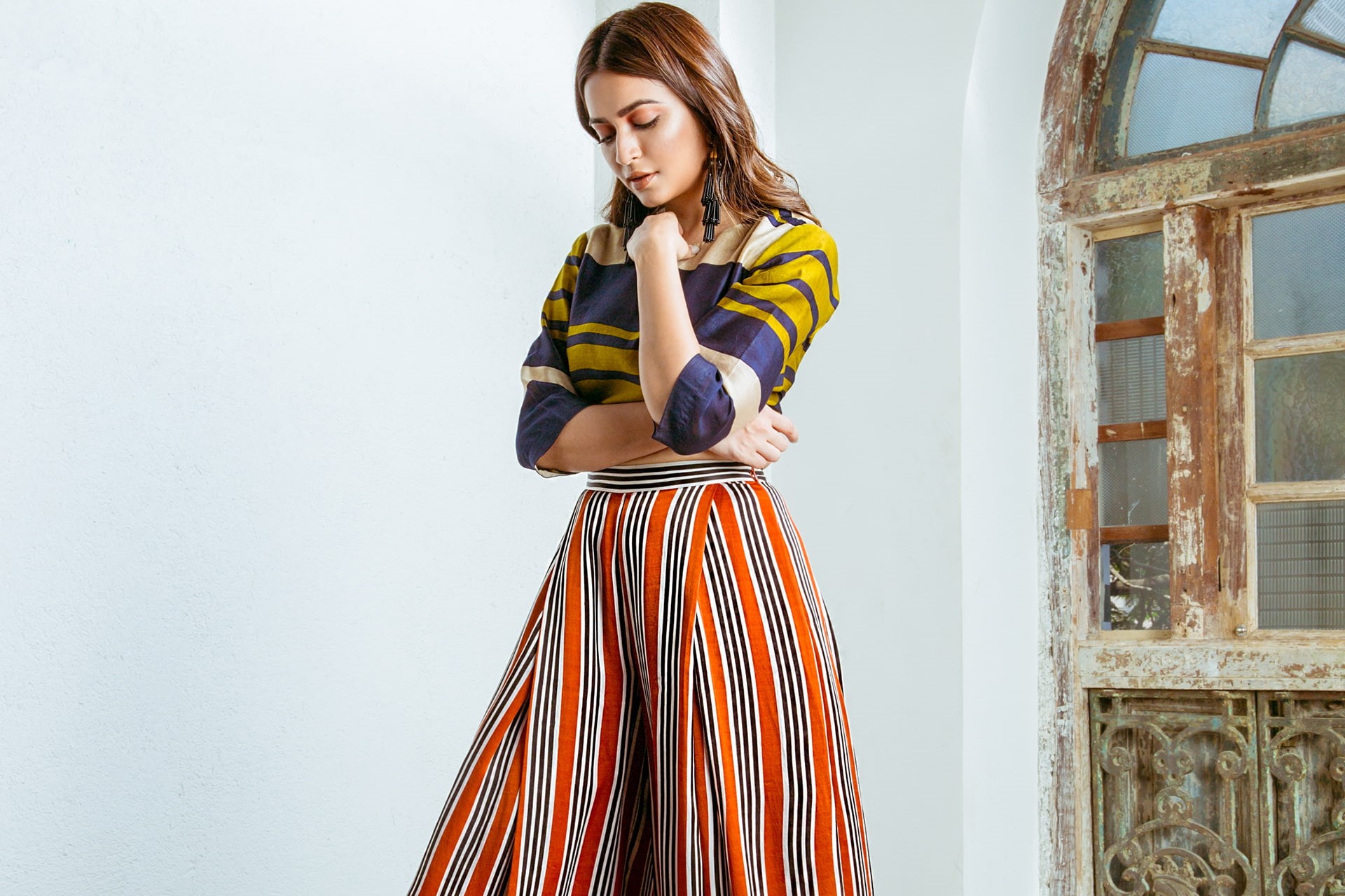 three quarter length, fashion, beautiful woman, one person, kharbanda, 1080P, hairstyle, front view, clothing, young adult, adult, beauty, real people, HD Wallpaper