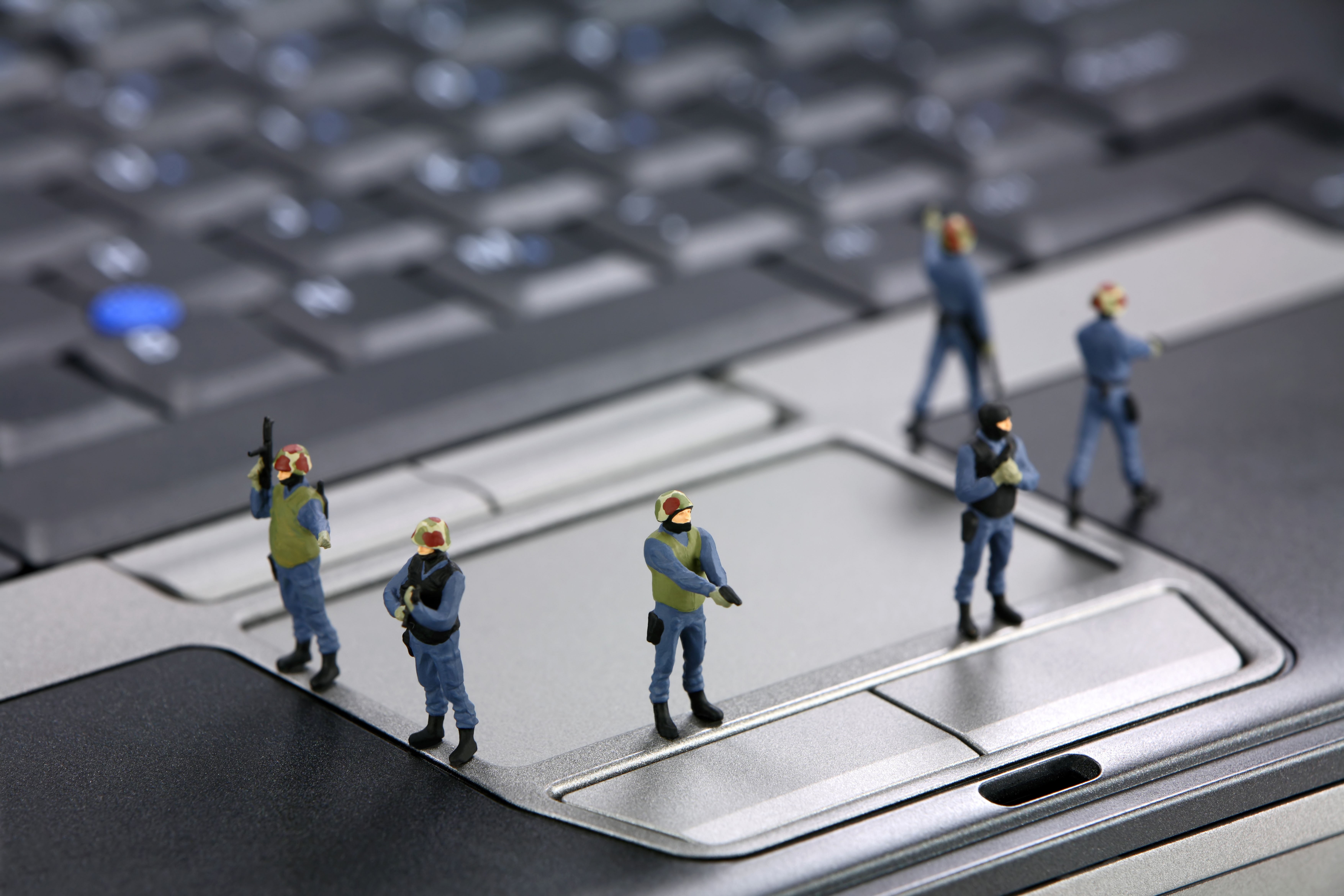 engineers, figures, spetsnaz, guard, device, information, hard drive, programmers, laptop, Winchester, technology, blur, special forces, hi-tech, ., storage, HD Wallpaper