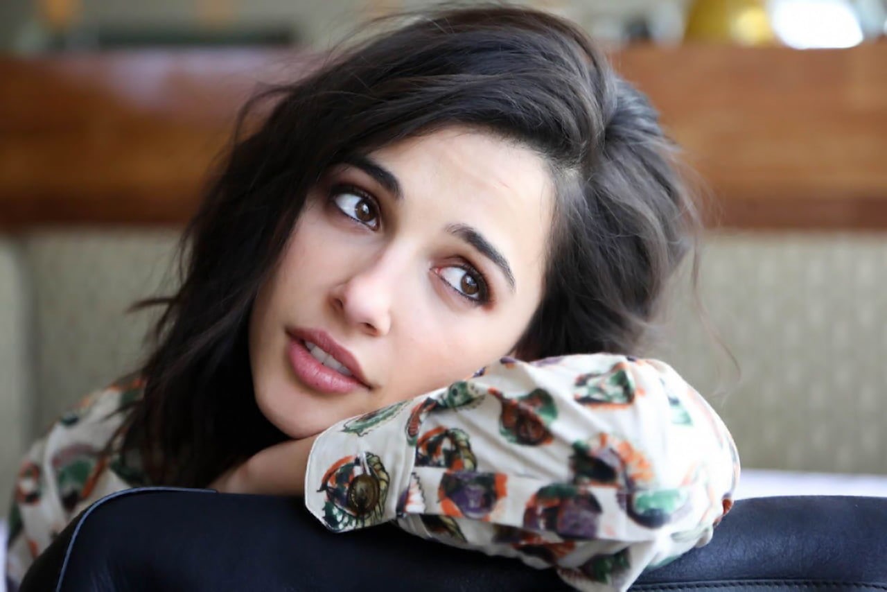 brunette, actress, women, women indoors, shoulder length hair, depth of field, 720P, sitting, Naomi Scott, HD Wallpaper