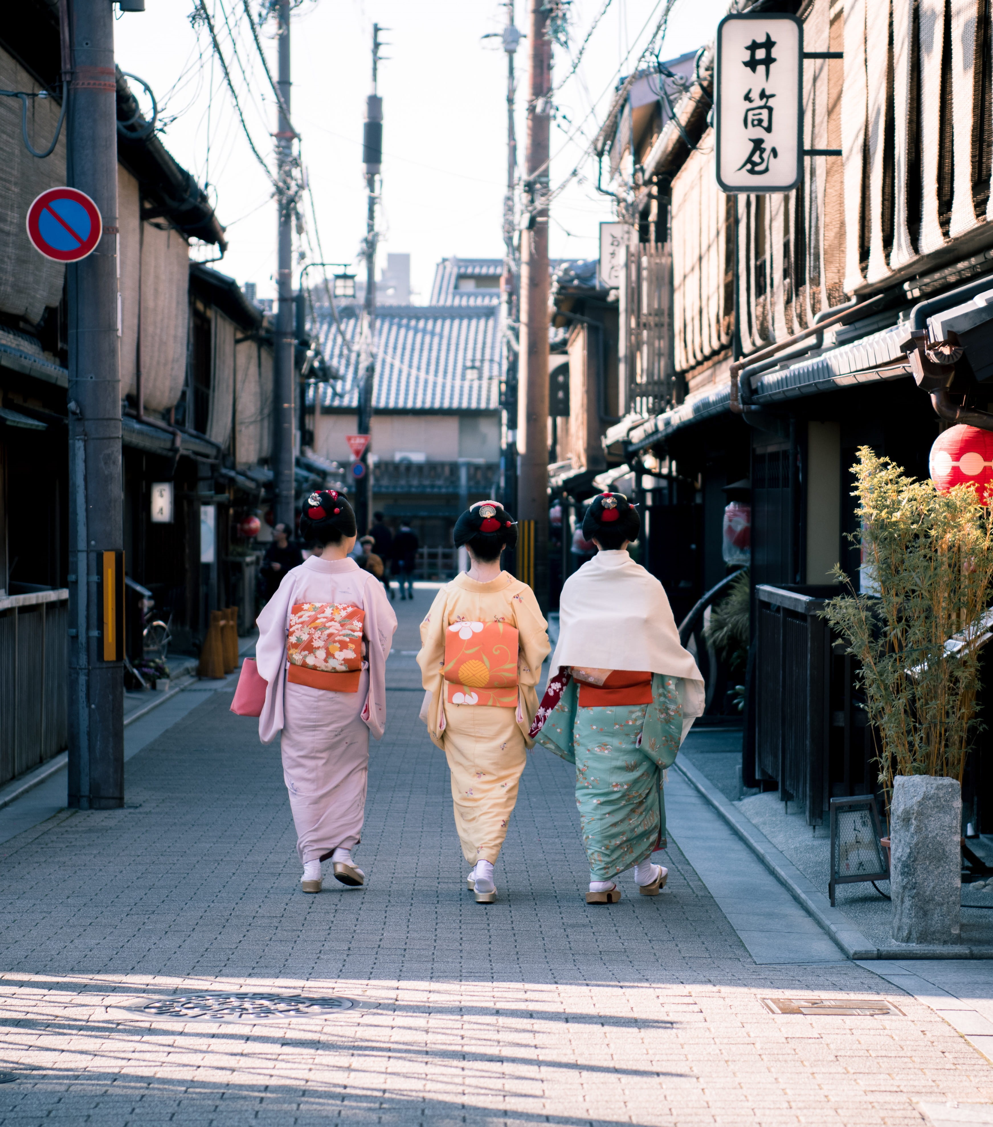 pavement, building, day, wearing, architecture, geisha, three, city, footpath, traditional, woman, women, japan, kimono, men, adult, 4K, walking, city life, Phone HD Wallpaper