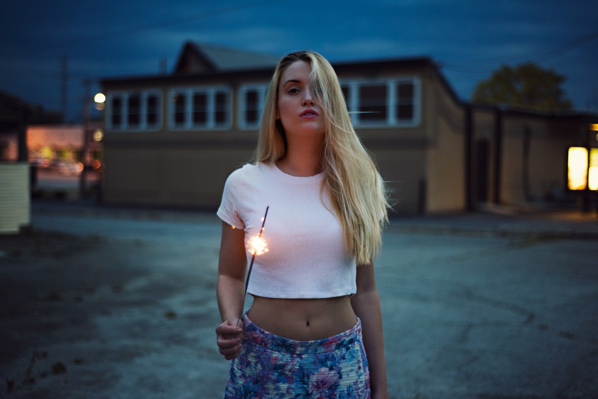 short tops, looking at viewer, 1080P, hair in face, women outdoors, belly, sparkler, women, blonde, HD Wallpaper