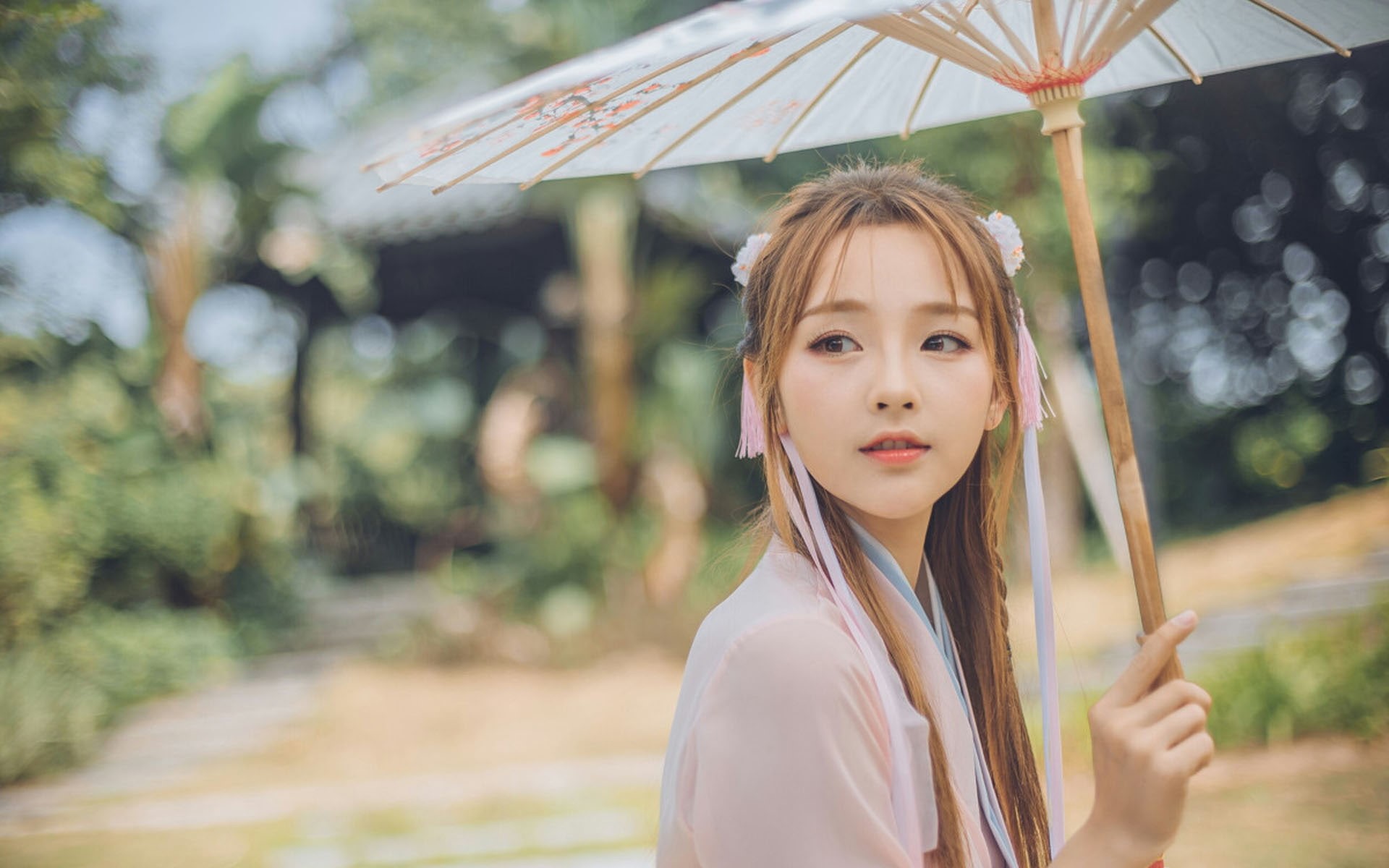 real people, adult, hair, 1080P, women, standing, young adult, hairstyle, casual clothing, beautiful woman, leisure activity, protection, focus on foreground, HD Wallpaper