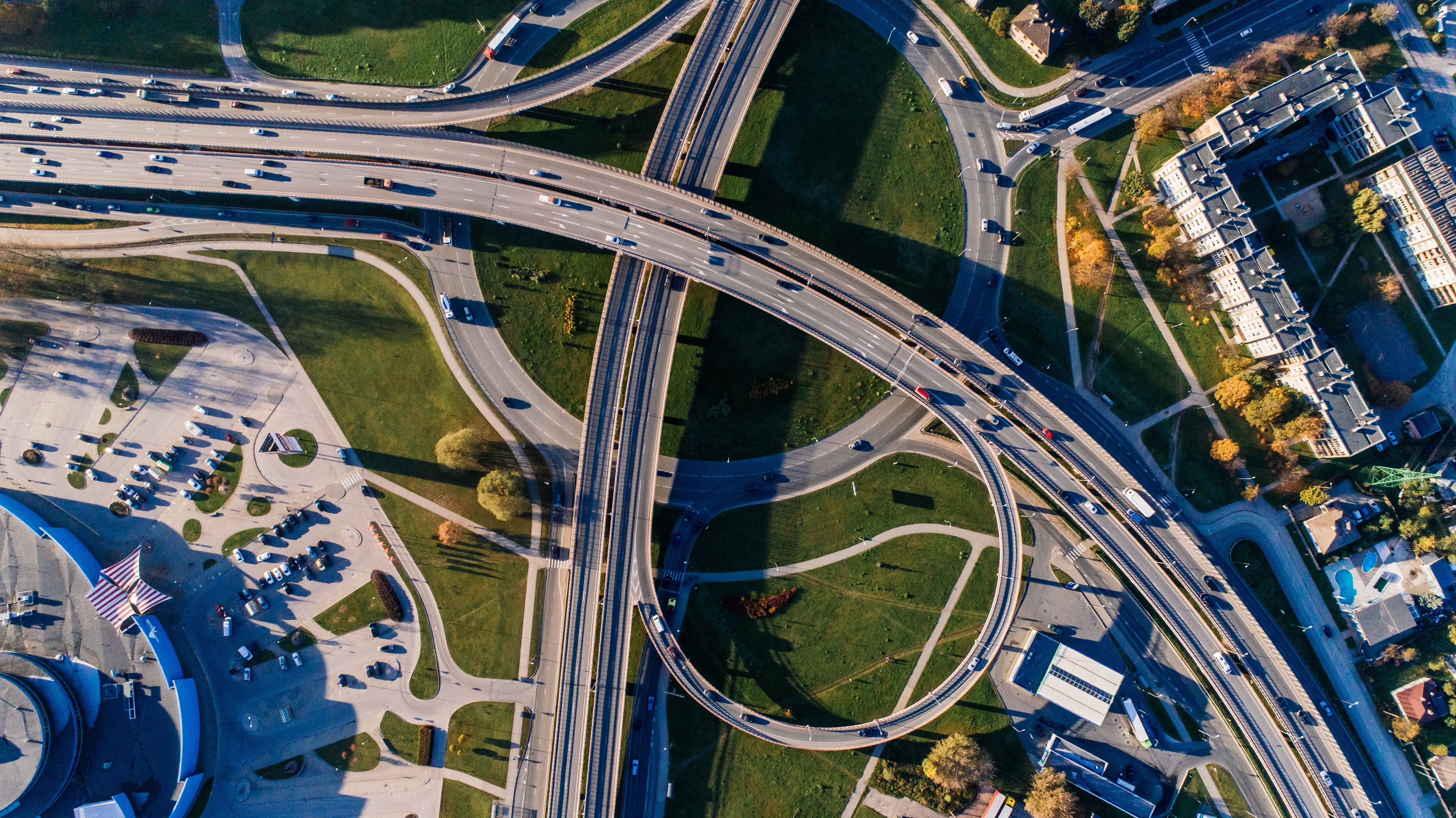 drone, architecture, 5K, roof, europe, car, highway, outdoors, overpass, street, tourism, sunny day, transportation, urban, building exterior, day, aerial, HD Wallpaper