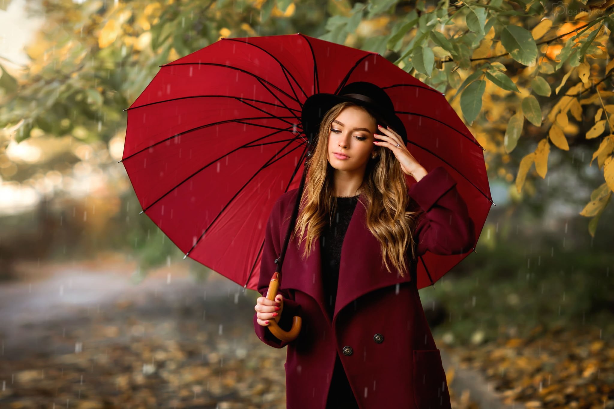 millinery, coats, lifestyles, hair, nature, hairstyle, black hat, fall, wet, clothing, 1080P, autumn, beautiful woman, young adult, security, park, protection, HD Wallpaper