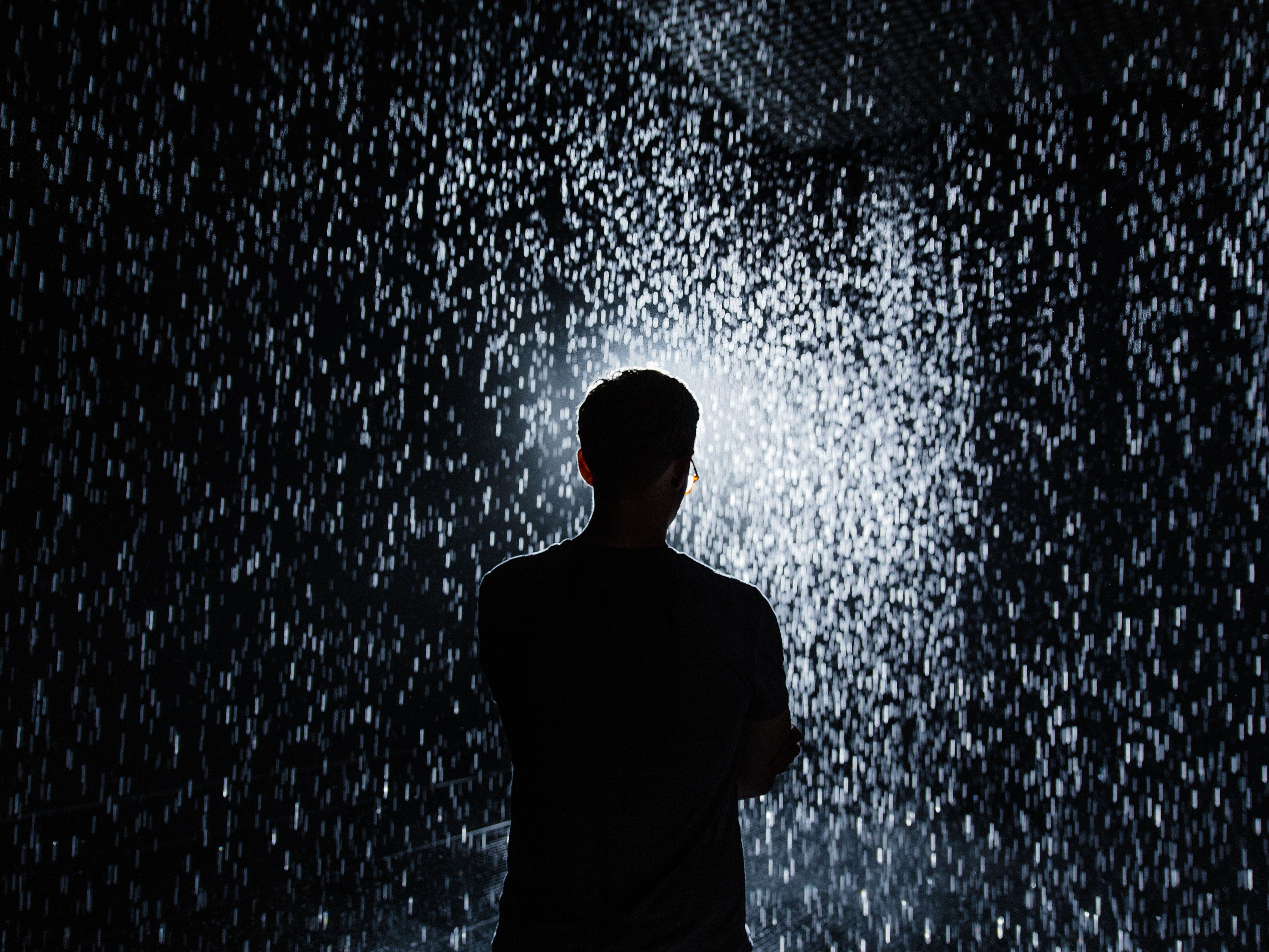 outdoors, lifestyles, one, guy, caucasian Ethnicity, fountain, droplet, nature, silhouette, beauty, light, los angeles, males, shadow, glasses, dark, drop, HD Wallpaper