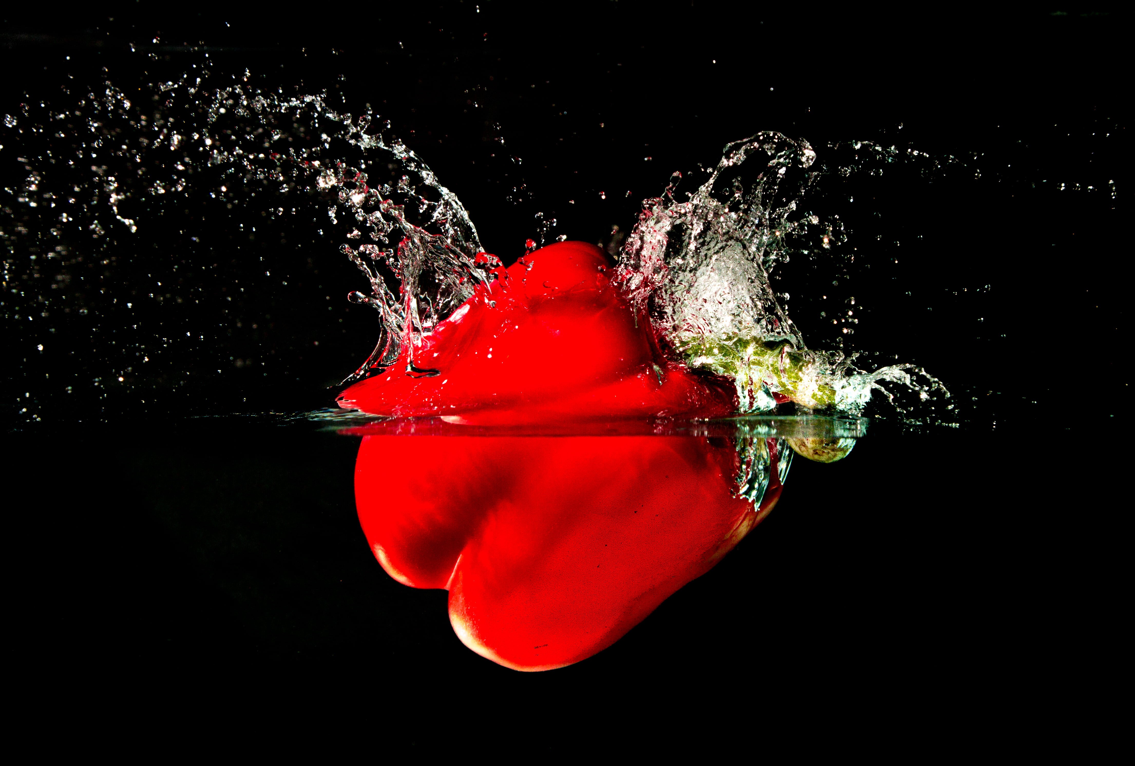 lapse, red bell pepper, red flash, red, pepper, 4K, liquid, time, drop, splash, falling, wet, photo, bubble, water, bell, close-up, sinking, splashing, HD Wallpaper