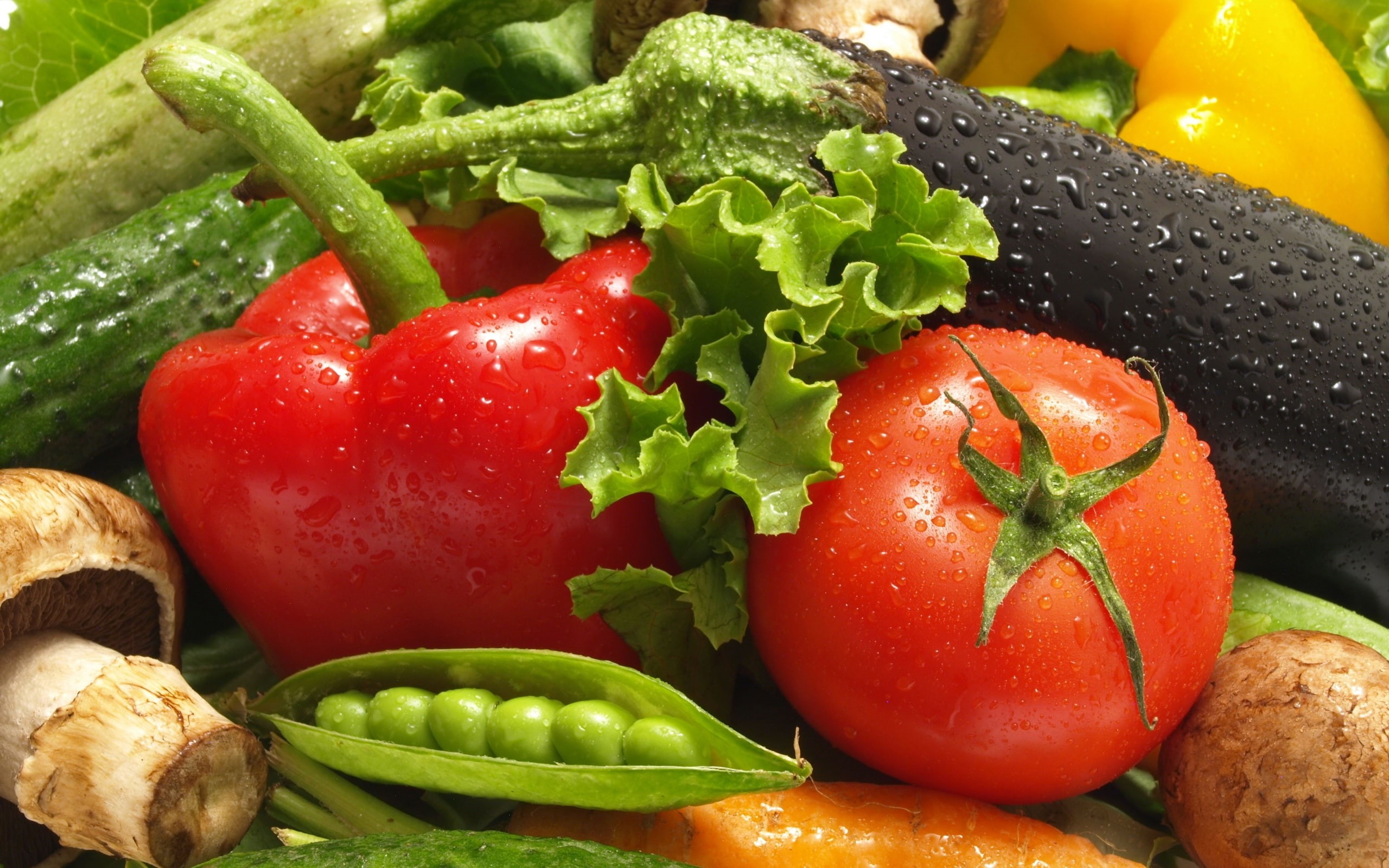 close, vegetables, tomato, 2K, drops, pea, water drops, close up, eggplant, water, red, red pepper, pepper, fresh, HD Wallpaper