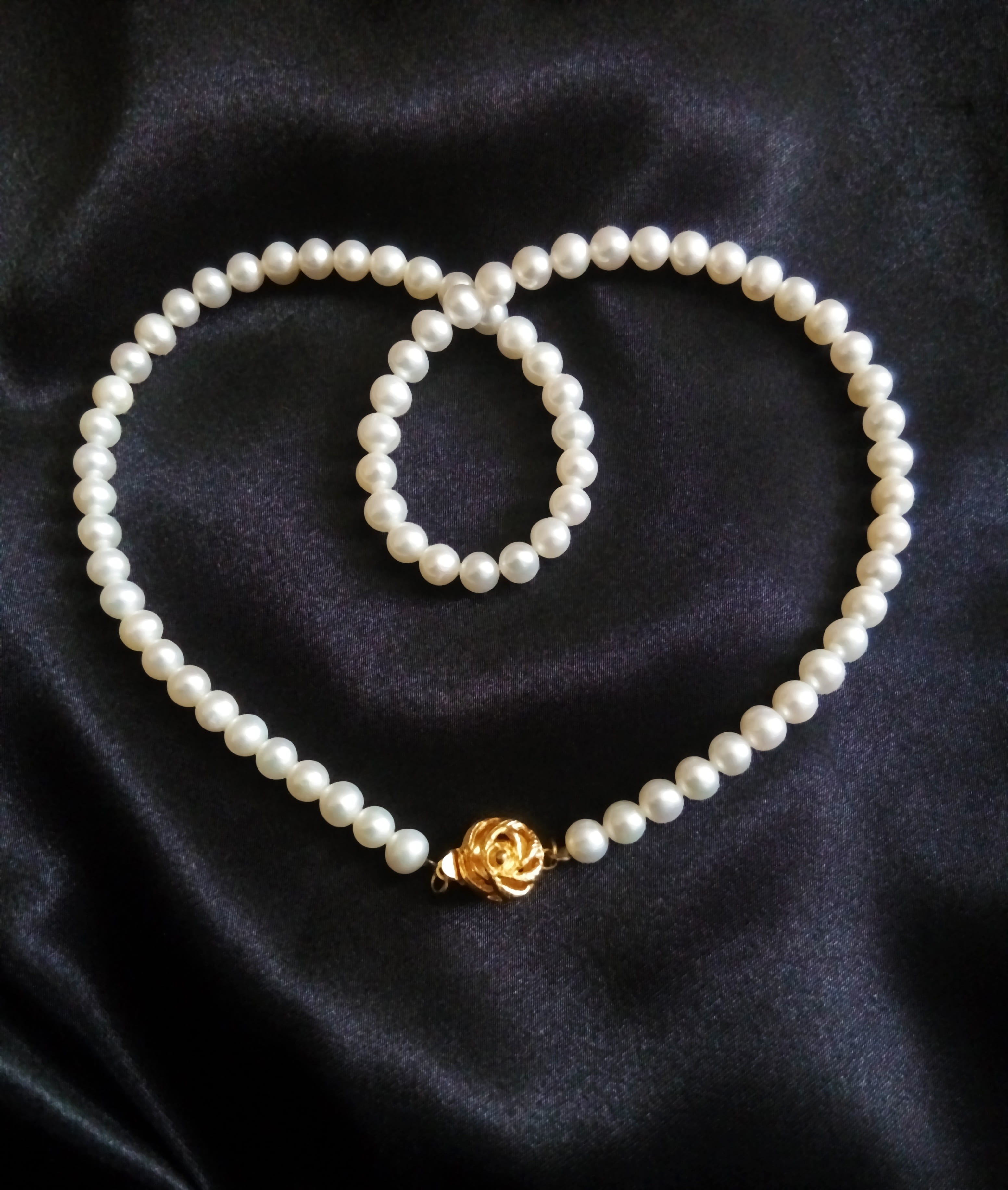 pearl heart, ornament, string of pearls, heart, still life, white, jewel, elegance, no people, large, metal, background, studio shot, necklace, personal accessory, Phone HD Wallpaper