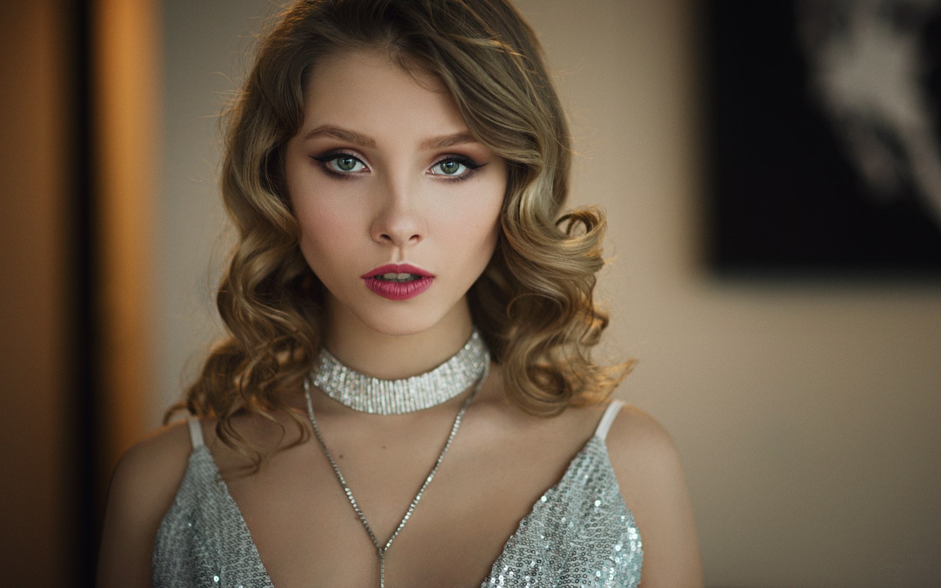 human face, fashion, young adult, hair, make-up, looking at camera, brown hair, curly hair, lipstick, front view, pearl jewelry, 1080P, headshot, hairstyle, HD Wallpaper
