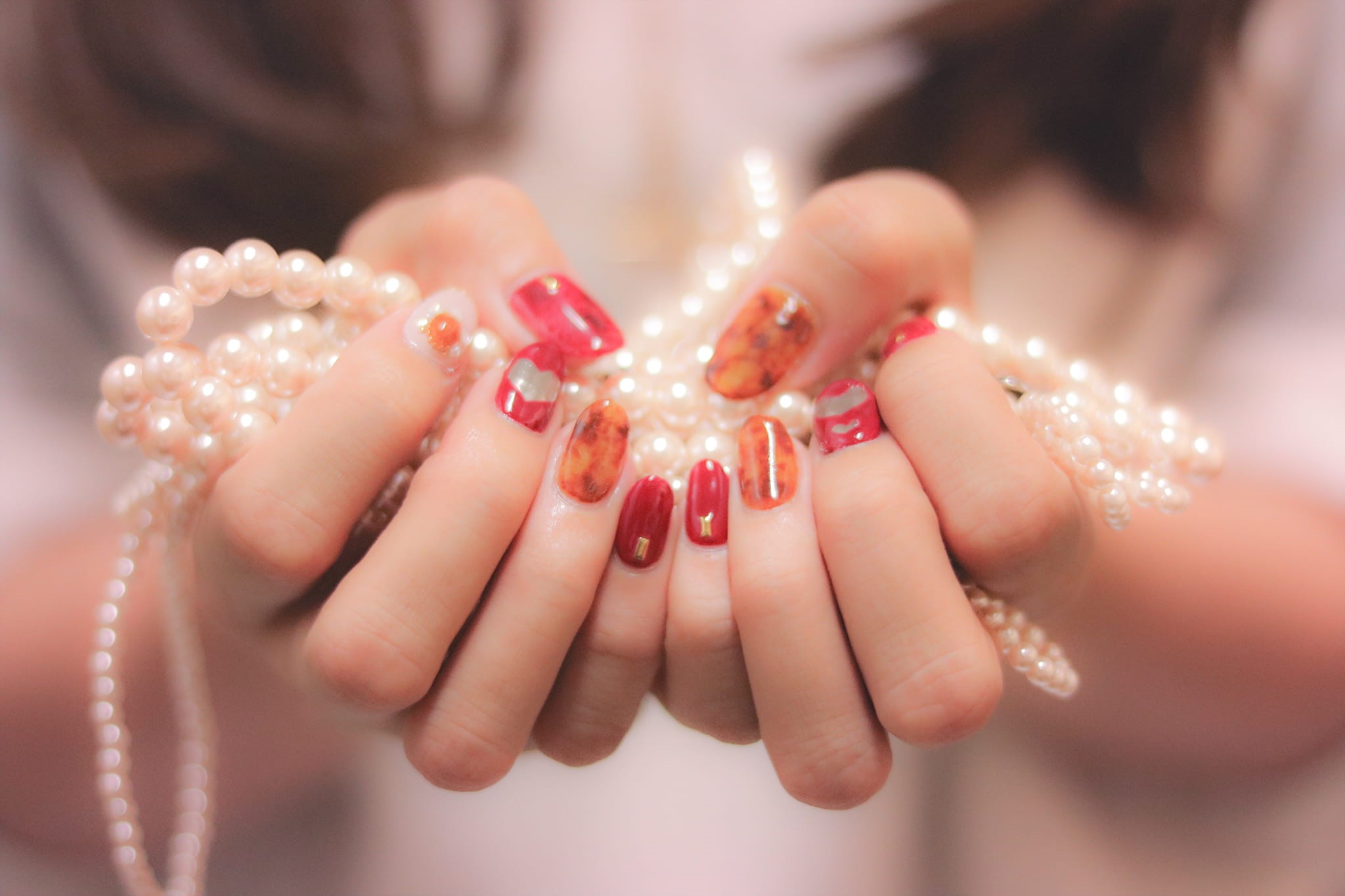 one Person, beautiful, manicure, holding, people, beauty, celebration, caucasian Ethnicity, pearl jewelry, nail, bride, selective focus, jewelry, necklace, HD Wallpaper