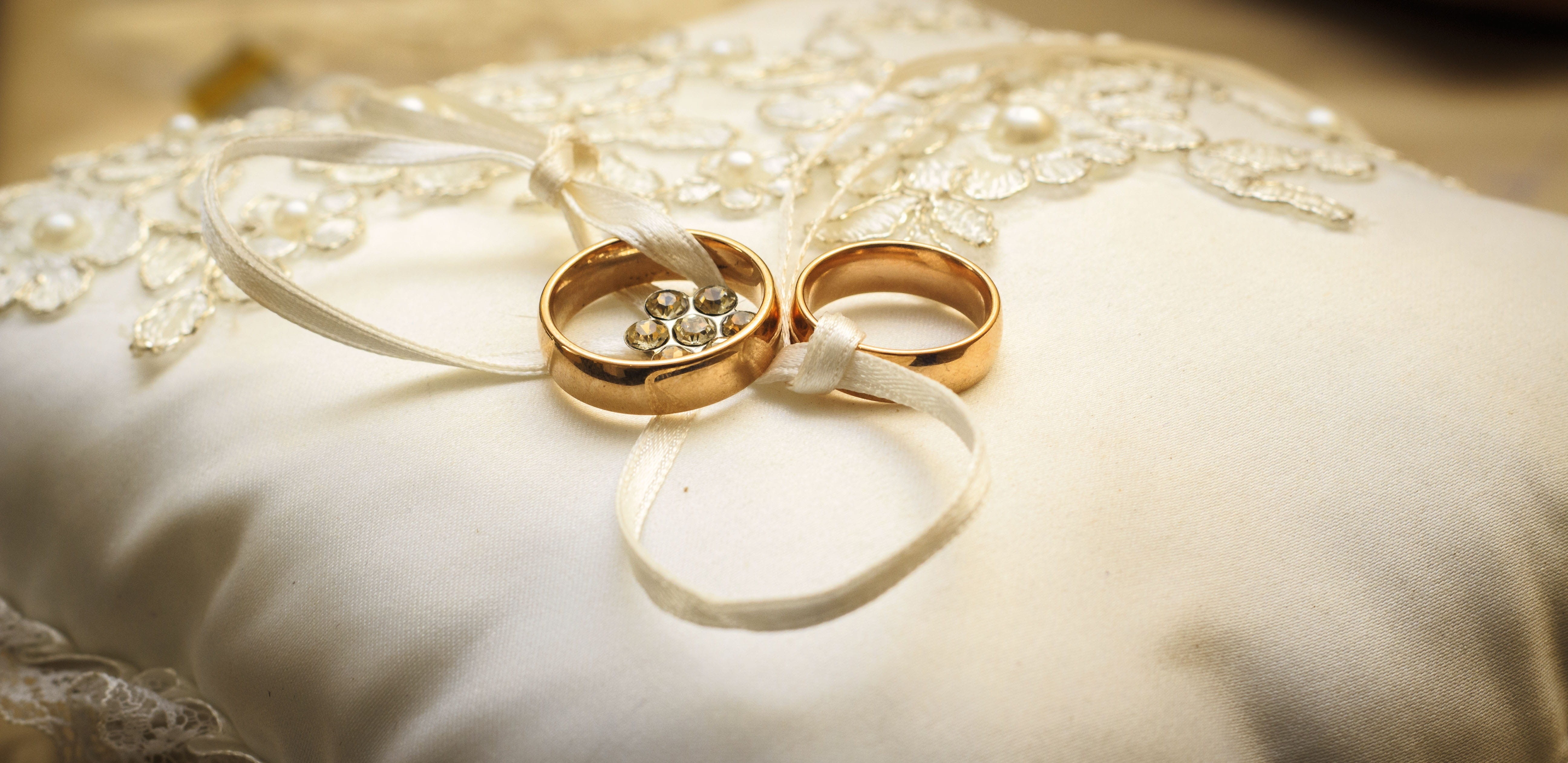 bright, wedding vows, reflection, luxury, fashion, 5K, bride, married, precious, engagement ring, gold colored, adult, wedding ring, silver colored, jewelry band, HD Wallpaper