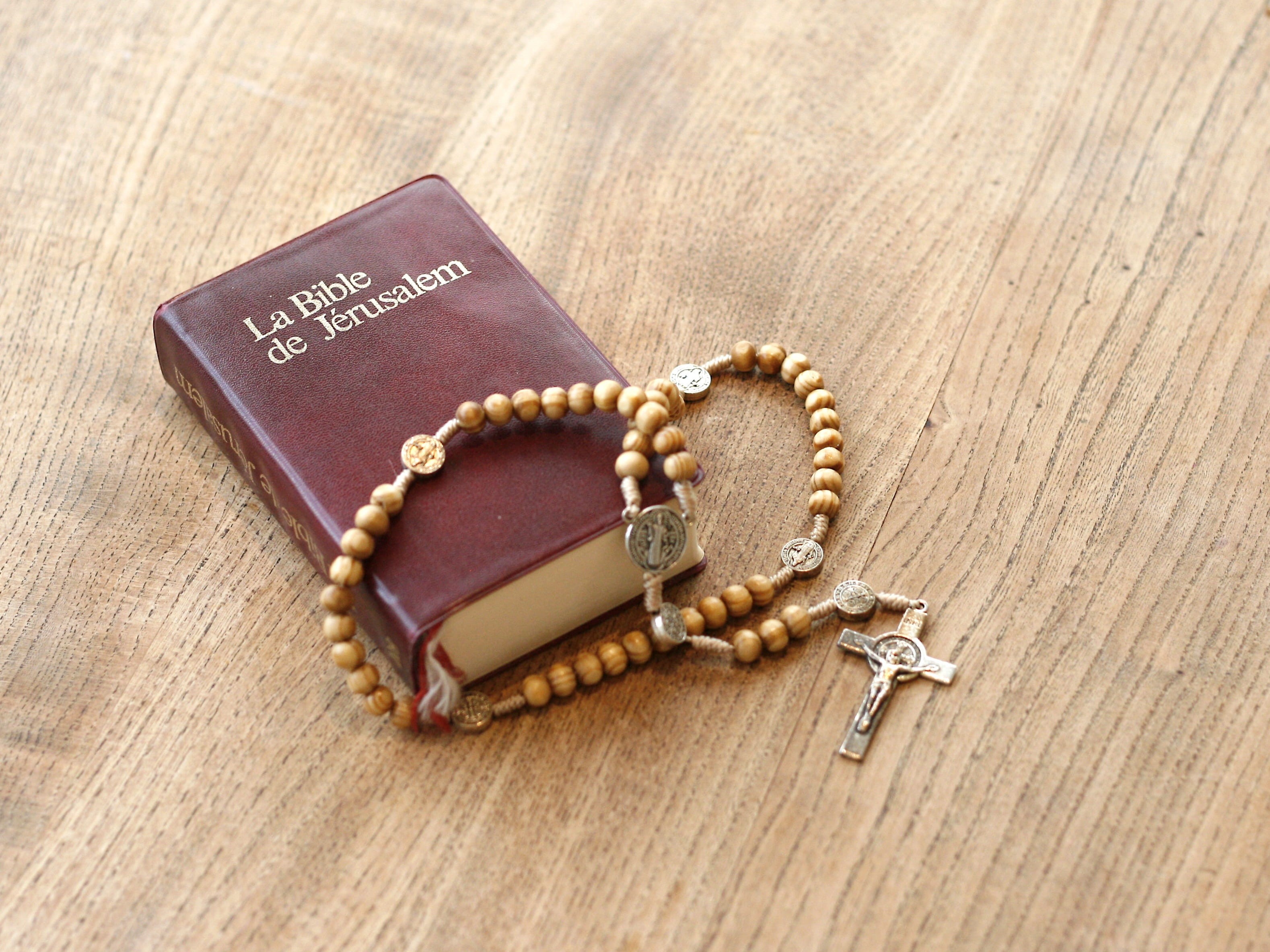 christianity, pendant, text, pray, catholicism, cross, book, sainte, table, catholic, necklace, wood - material, pearl jewelry, faith, god, spirituality, HD Wallpaper