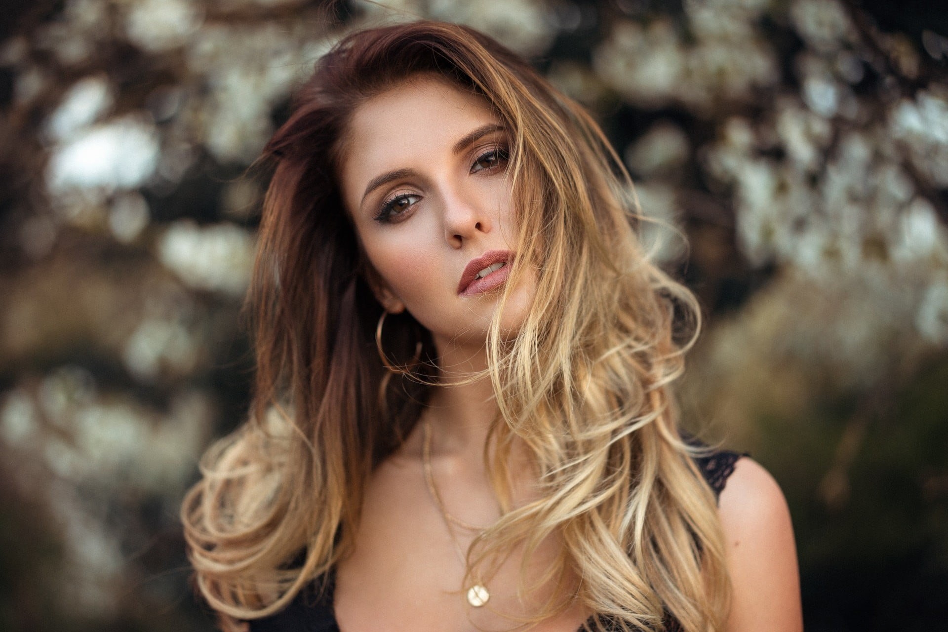 hairstyle, one person, blonde, 1080P, fashion model, outdoors, young women, Martin Kühn, headshot, portrait, adult, looking at camera, teenager, beautiful woman, HD Wallpaper