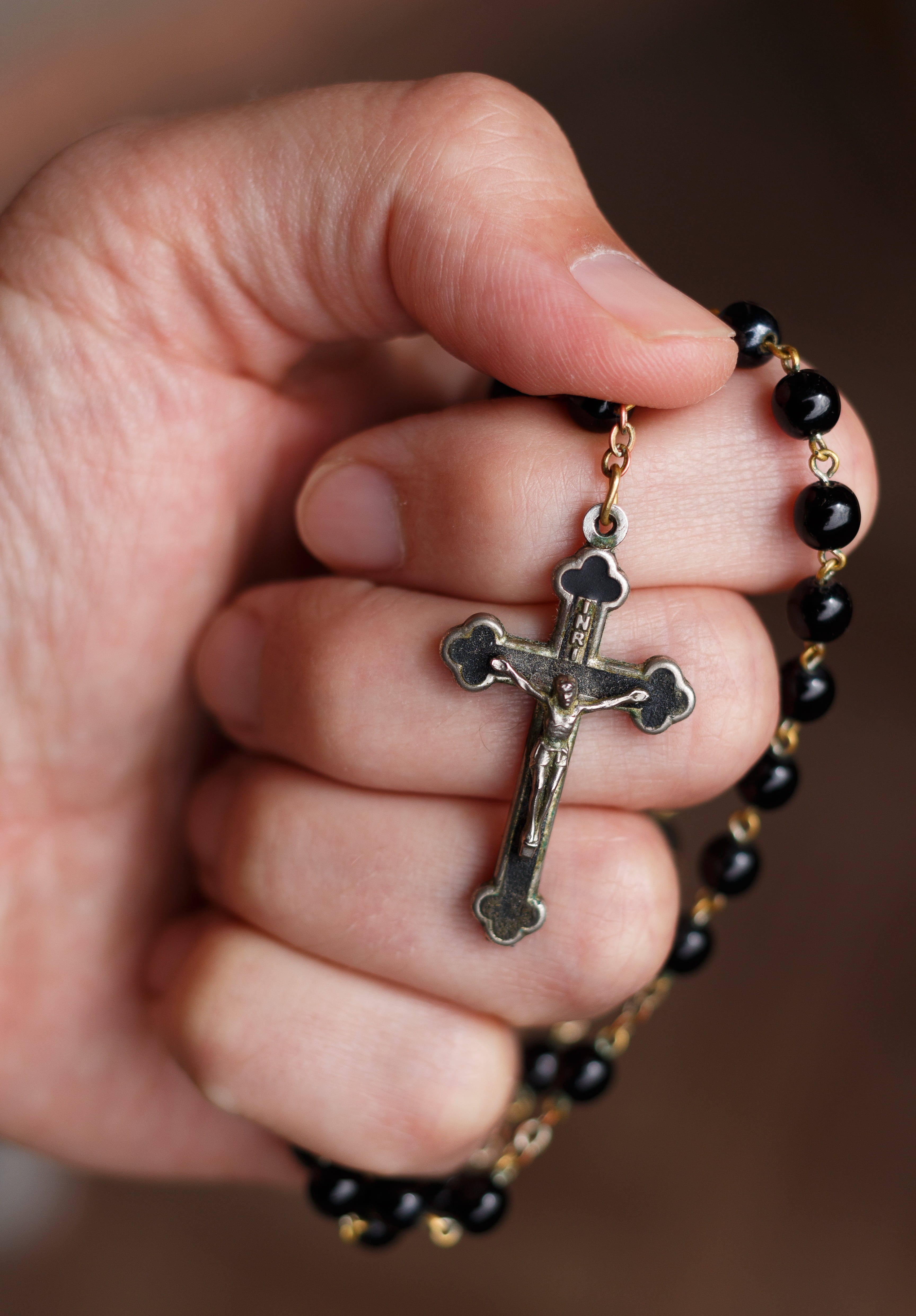 4K, religion, real people, catholicism, indoors, black, beads, one person, person, finger, close-up, human finger, belief, human body part, adult, human hand, Phone HD Wallpaper