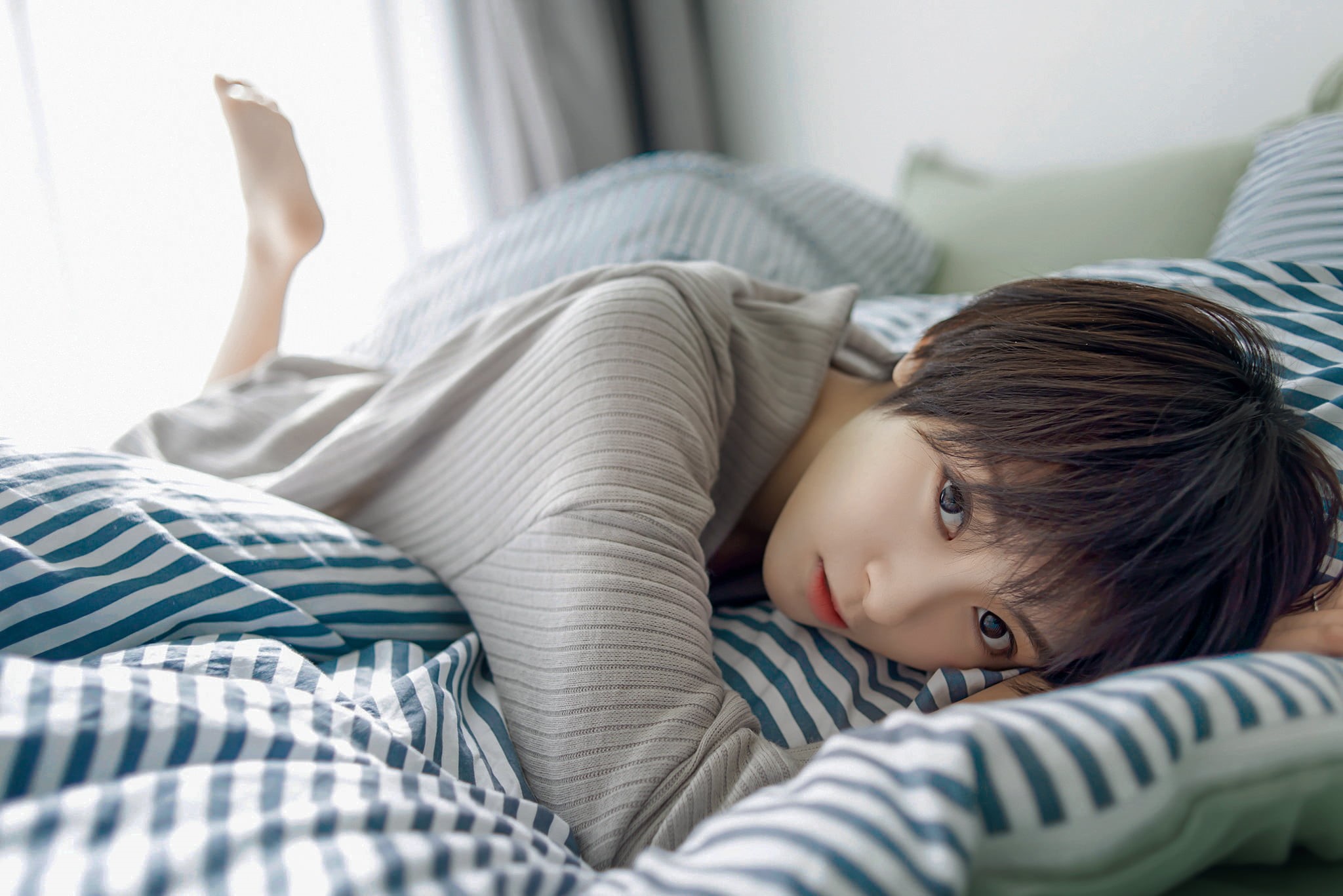 domestic life, relaxation, portrait, indoors, hairstyle, Asian, 1080P, bed, lying down, one person, child, comfortable, barefoot, striped, bedroom, lying on front, HD Wallpaper