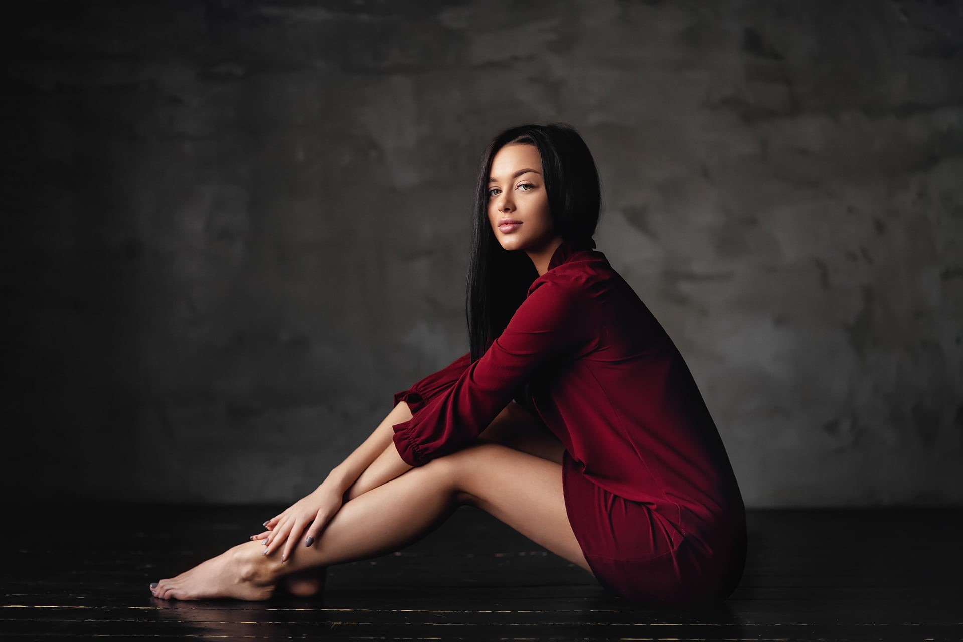 juicy lips, women, wall, model, legs, depth of field, barefoot, Anastasia Barmina, women indoors, dress, sitting, long hair, side view, looking at viewer, HD Wallpaper