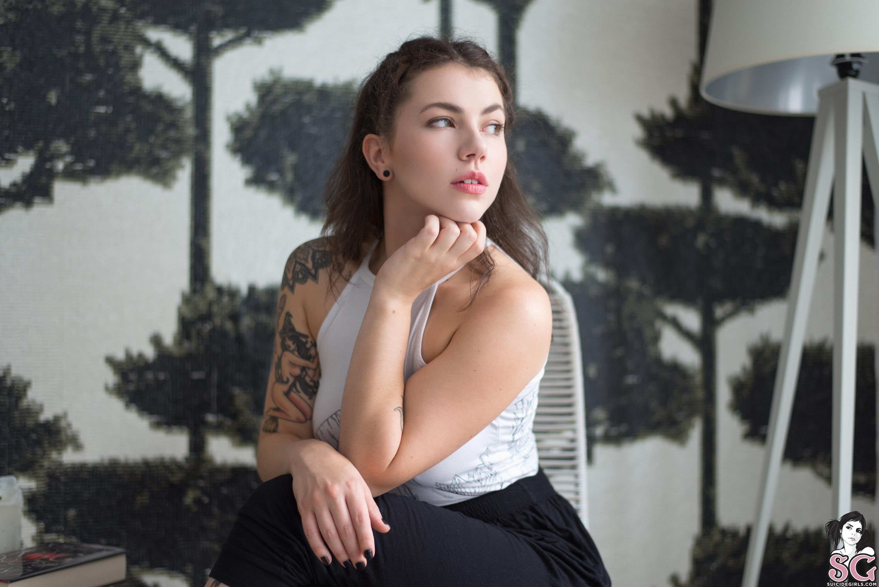 looking, beautiful woman, outdoors, depth of field, fashion, hairstyle, brunette, women indoors, pants, tattoo, young women, inked girls, one person, model, HD Wallpaper