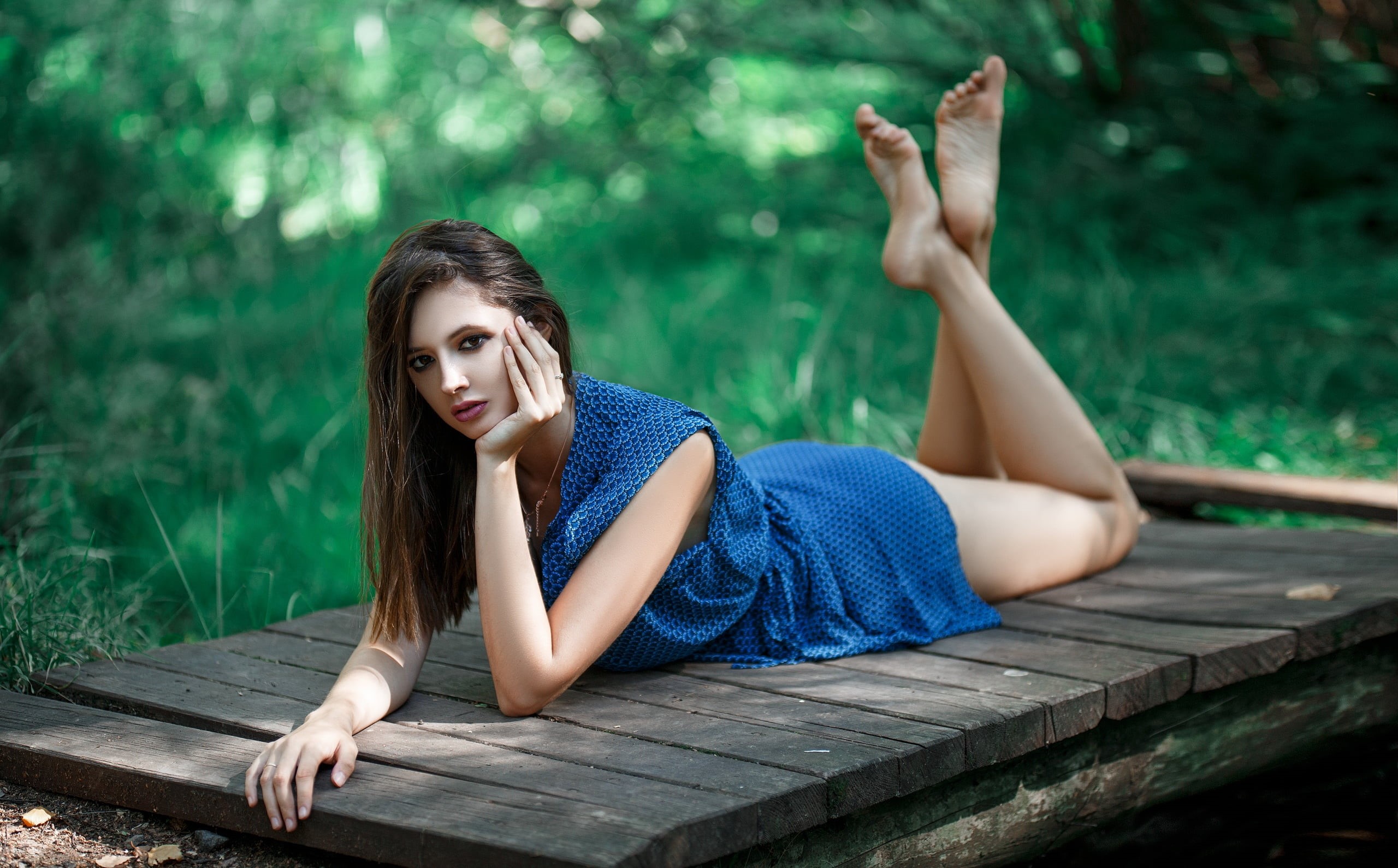 hand on face, women, 2K, feet in the air, women outdoors, looking at viewer, Disha Shemetova, outdoors, depth of field, barefoot, lying on front, brown eyes, HD Wallpaper