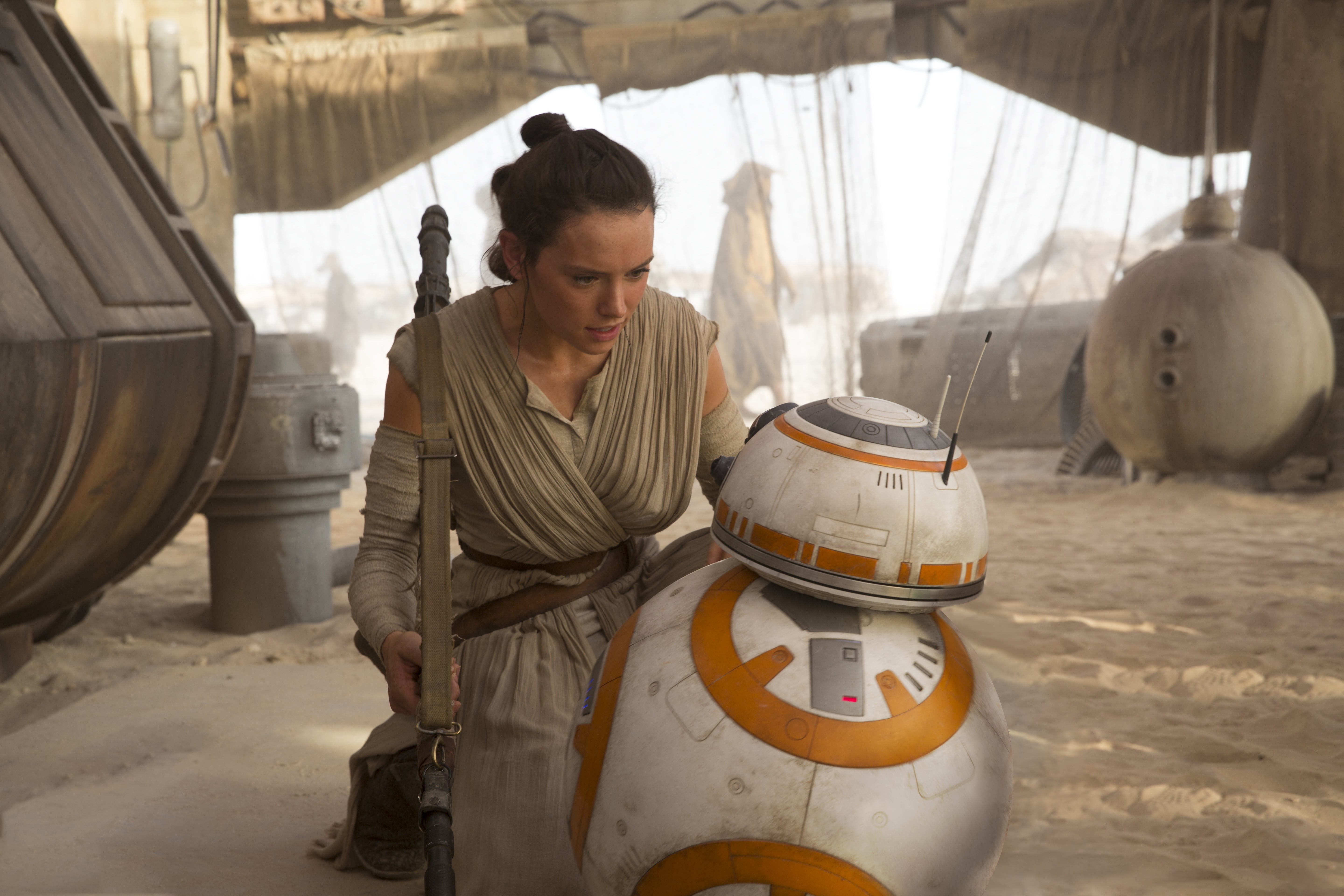 5K, Star Wars: The Force Awakens, Daisy Ridley, women, holding, casual clothing, bb, winter, one person, BB-8, day, outdoors, nature, Star Wars, hairstyle, HD Wallpaper