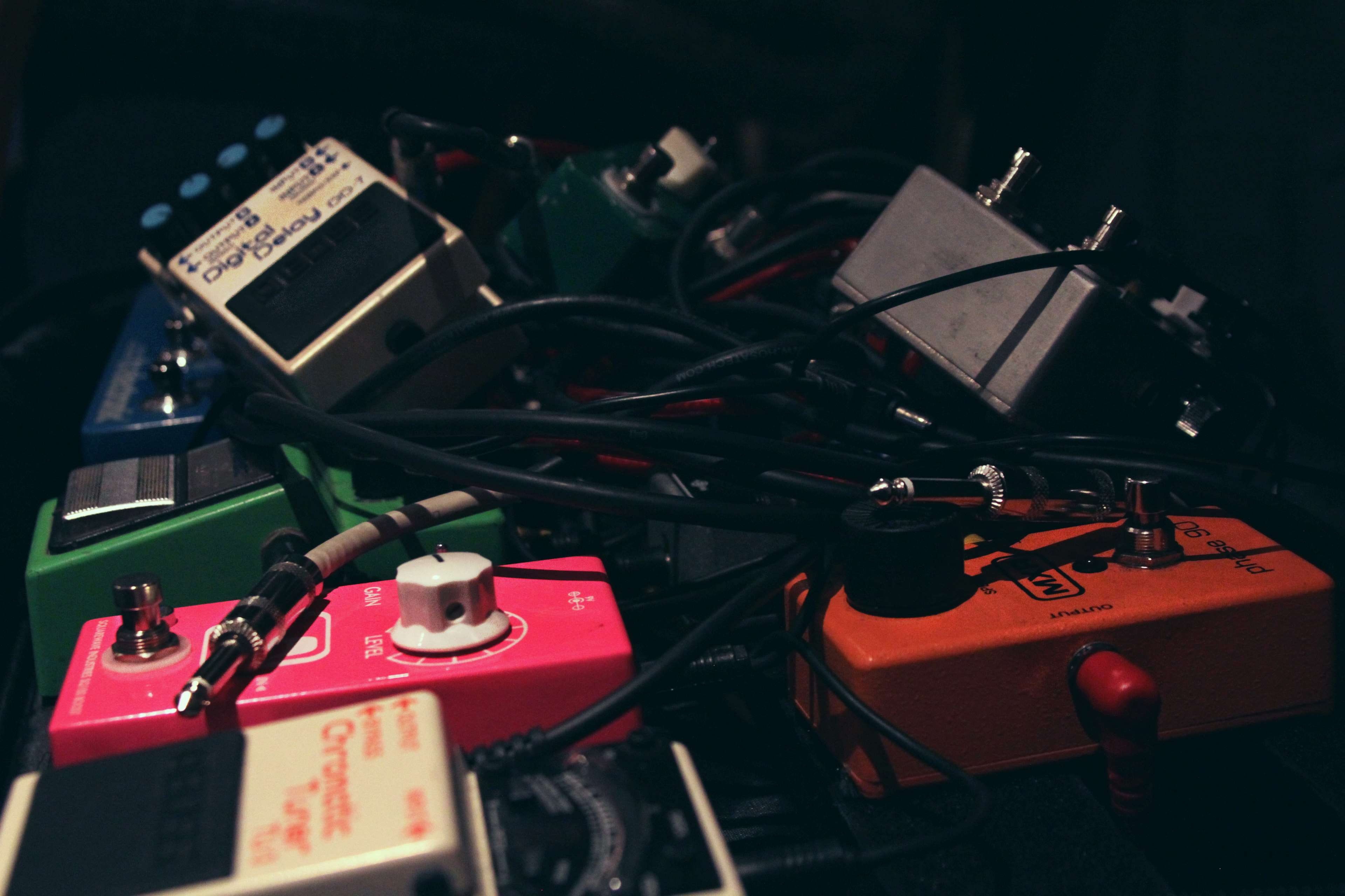 distortion, selective focus, work tool, indoors, connection, musical equipment, 4K, close-up, communication, arts culture and entertainment, large group of objects, HD Wallpaper