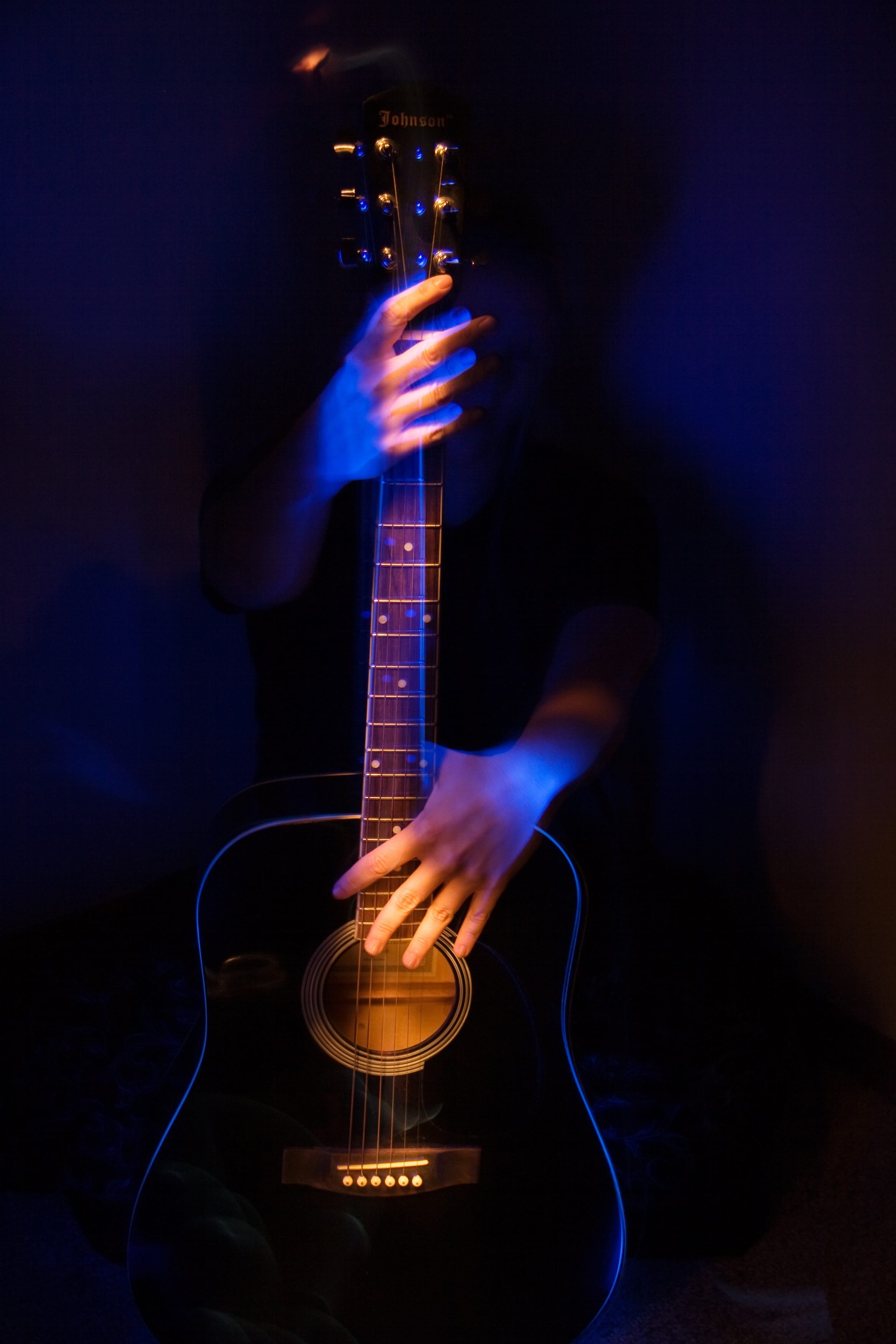 music, rock music, plucking an instrument, 2K, artist, arts culture and entertainment, performance, musician, light, black background, string instrument, Phone HD Wallpaper