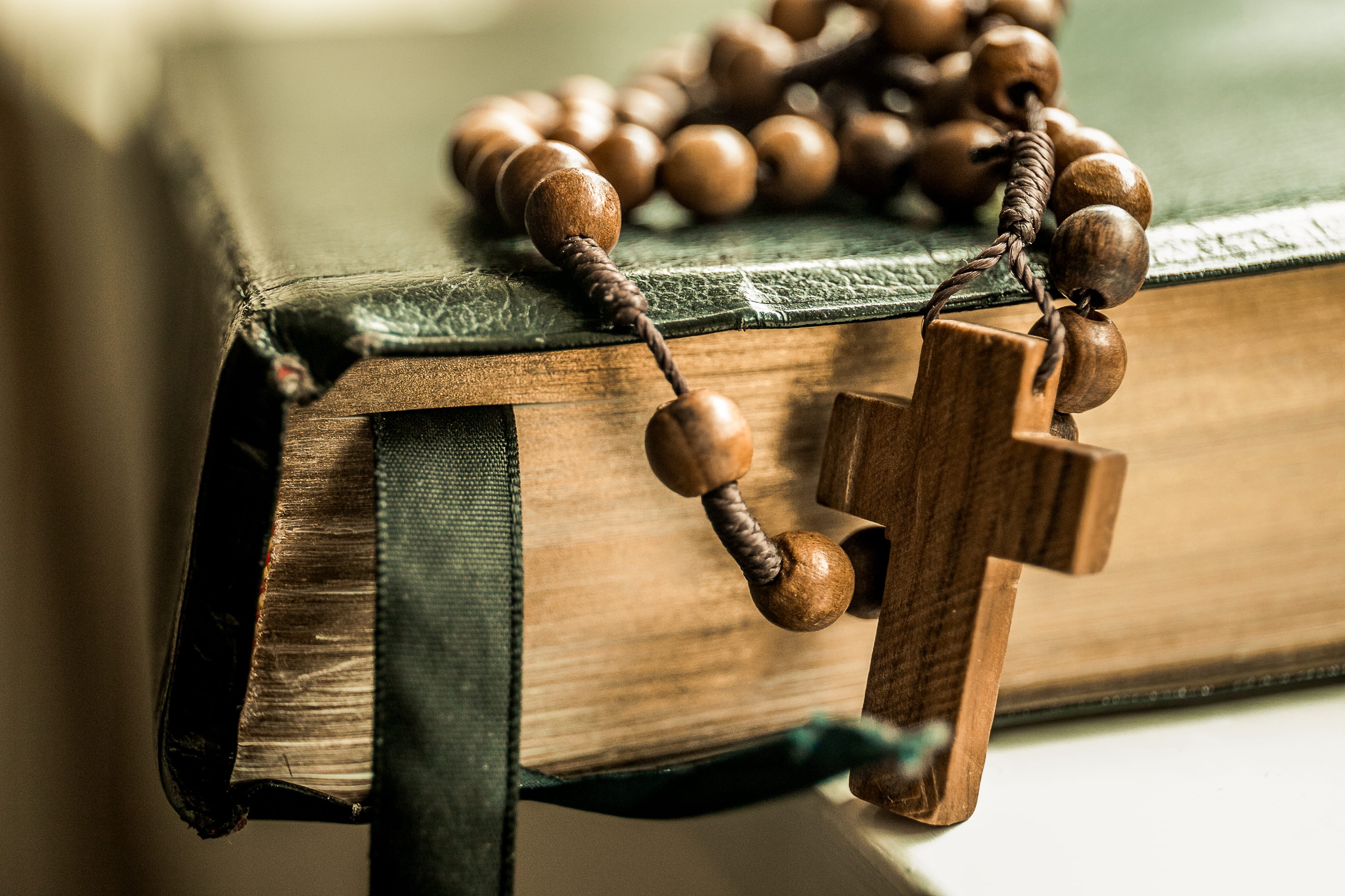 wood - material, black, antique, craft, focus, rosary, christian, rope, brown, food, bokeh, photography, indoors, tied up, old, food and drink, prayer, HD Wallpaper