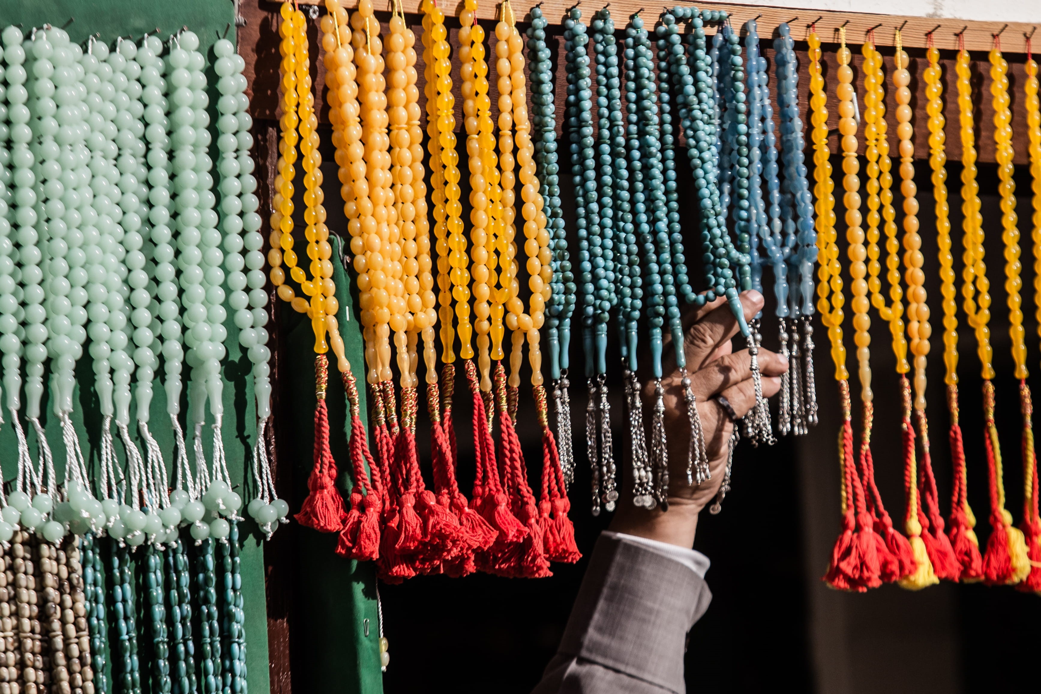 no people, sun, variation, market stall, bead necklace, order, accessory, tespih, purse, pattern, multi colored, clothing, jewelry, retail, riyadh, retail display, HD Wallpaper