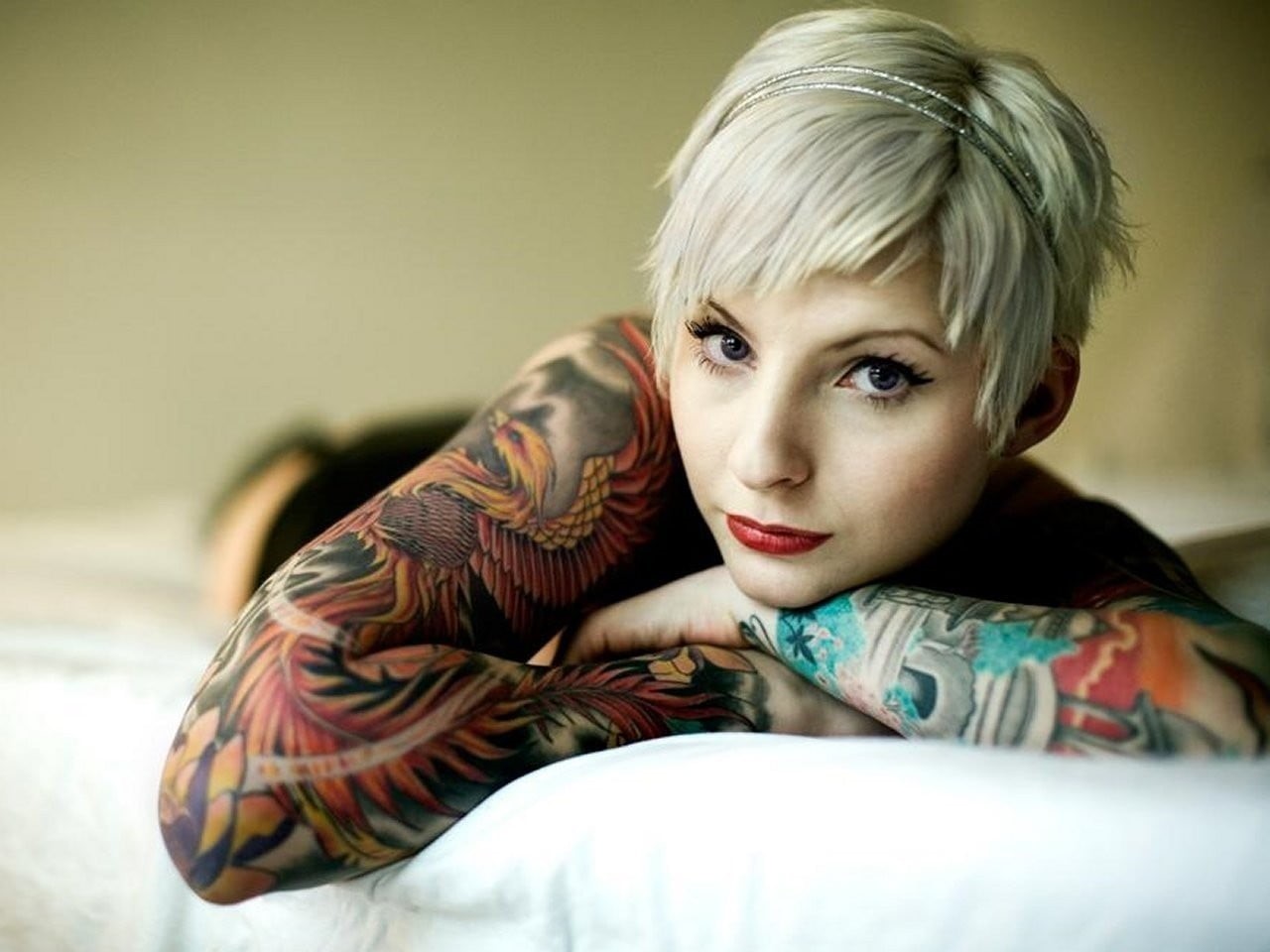 hairstyle, looking at camera, looking at viewer, lifestyles, contemplation, hair, tattoo, one person, gray, headshot, furniture, indoors, blond hair, portrait, HD Wallpaper