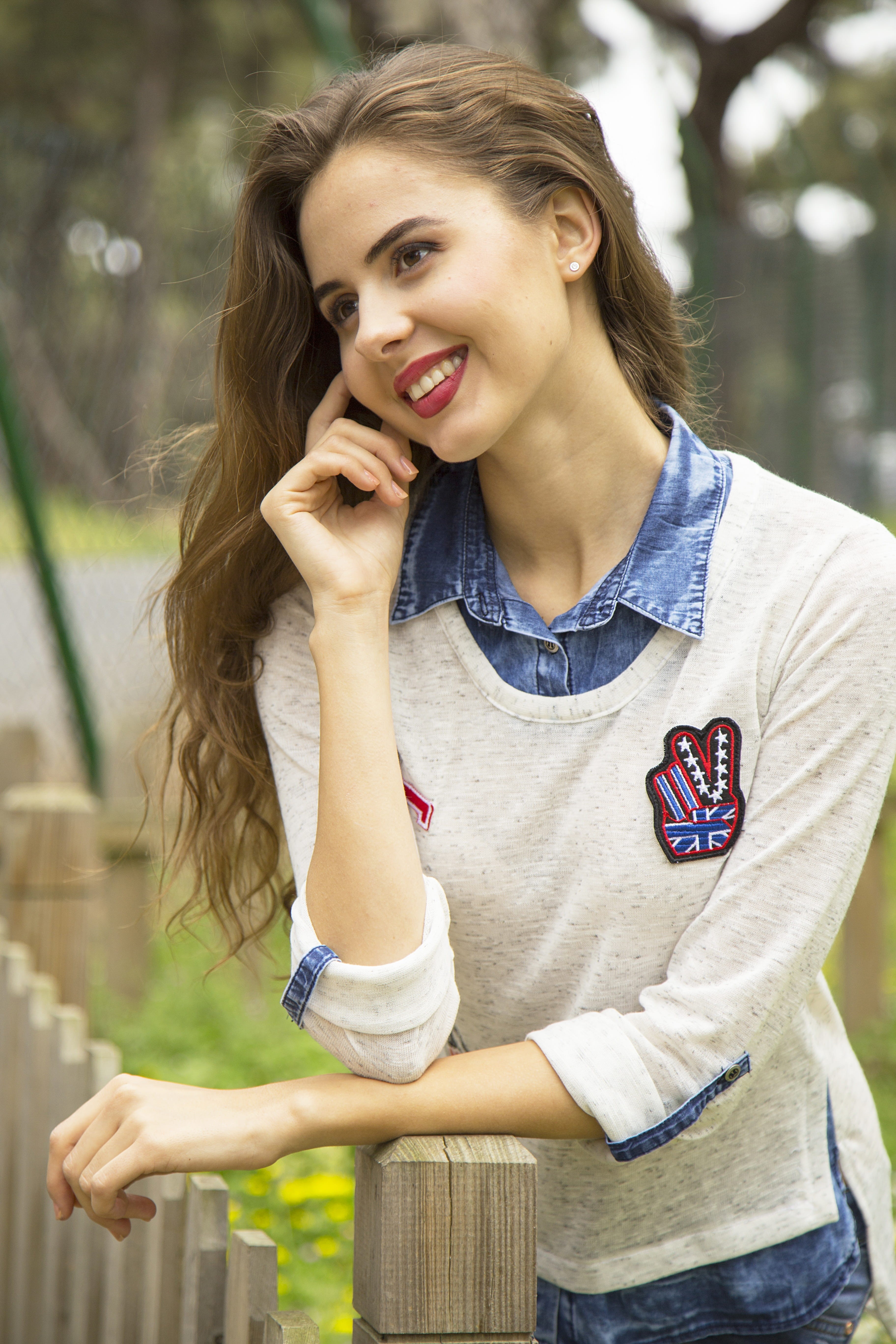 looking, cute, leisure activity, placing, women, girl, focus on foreground, wear, park, beauty, close-up, pretty, smile, young, young women, blur, young girl, Phone HD Wallpaper