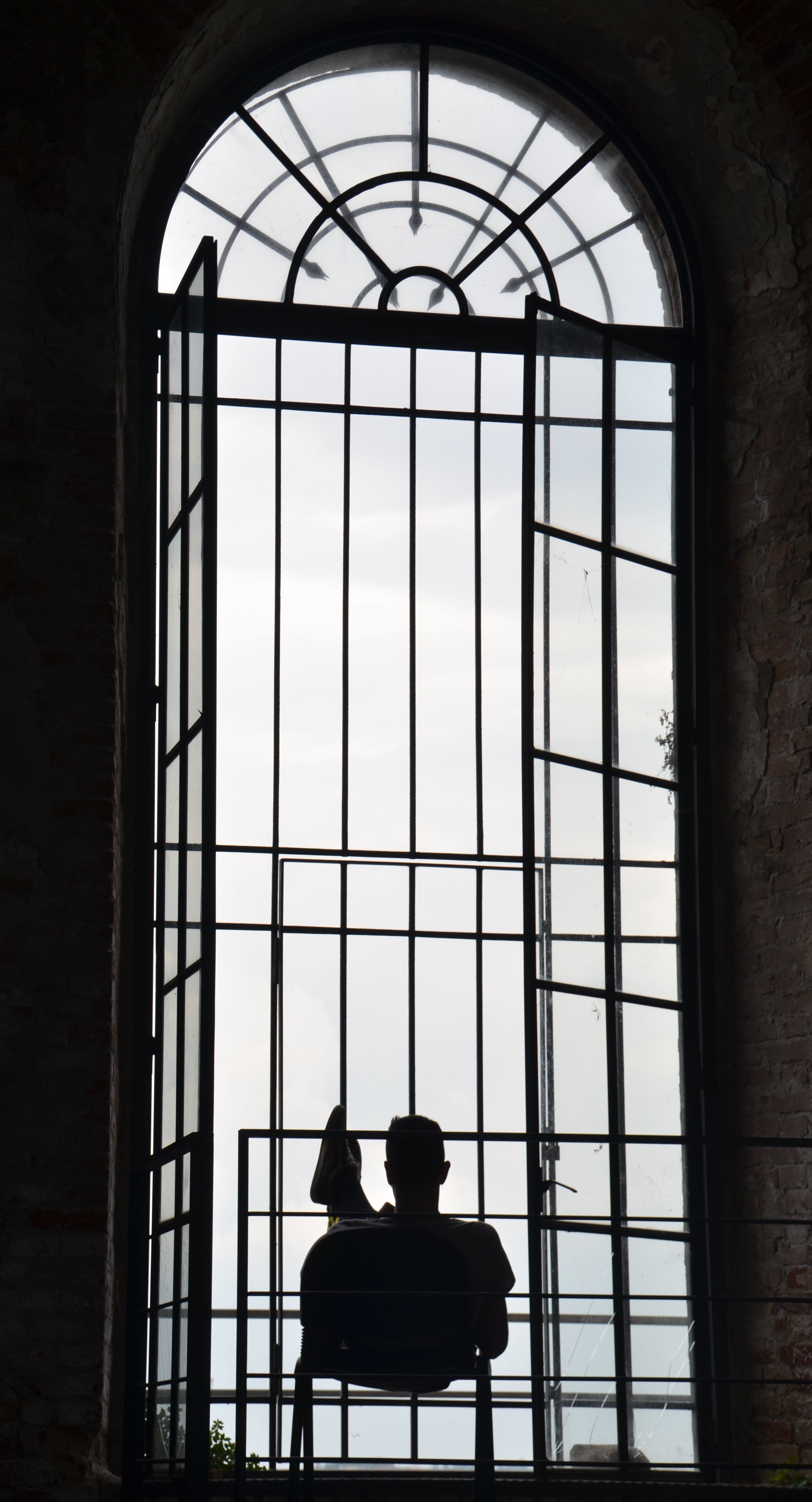 relax, low angle view, silhouette, pattern, 4K, lonely, two people, architecture, glass - material, rear view, building, sit, arsenale, indoors, ceiling, Phone HD Wallpaper