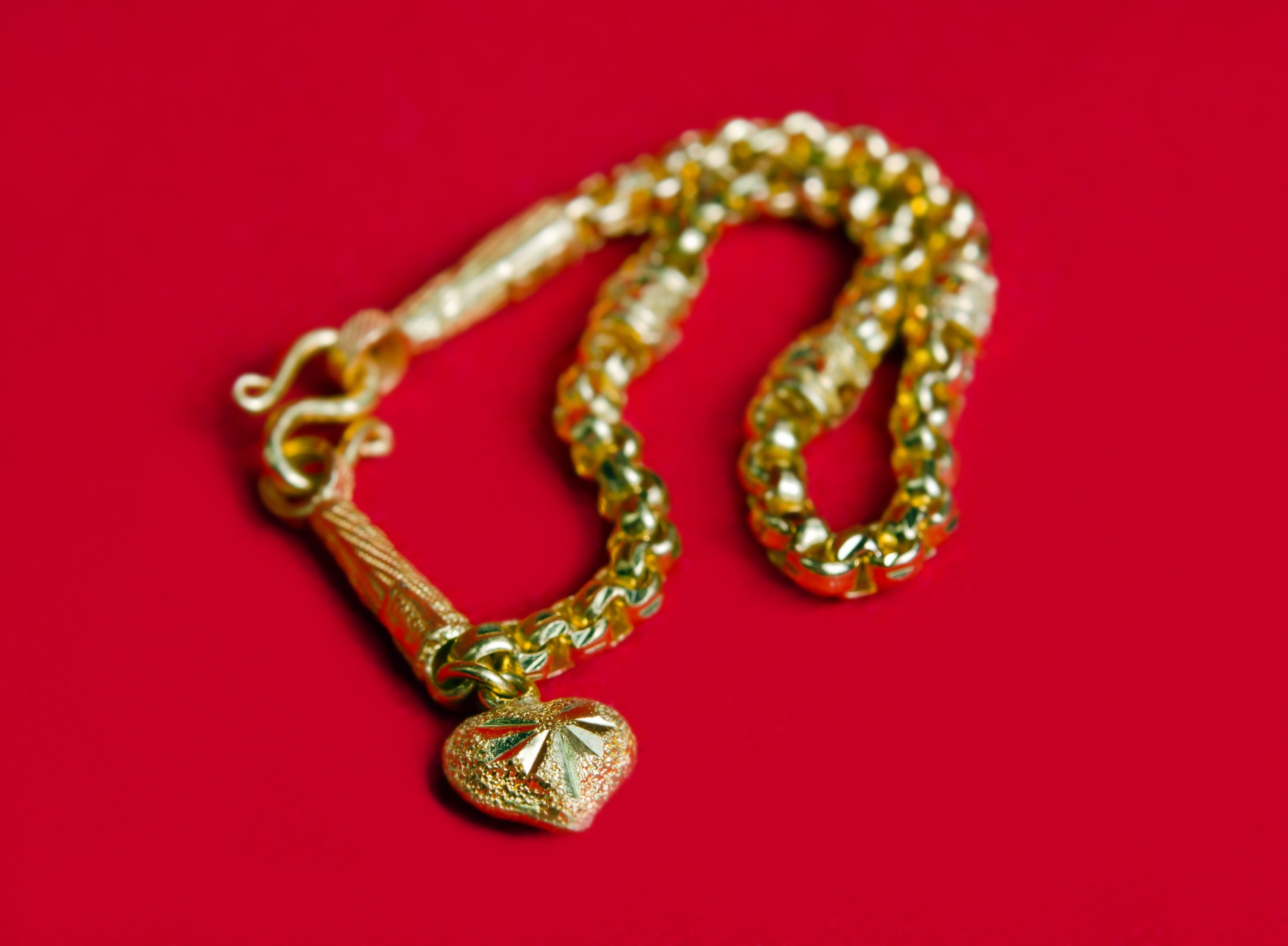 Grade, colored background, Cameo, feminine, valentine, beautiful, golden, ornate, fashion, expense, decoration, chain, white, necklace, gold colored, close-up, HD Wallpaper