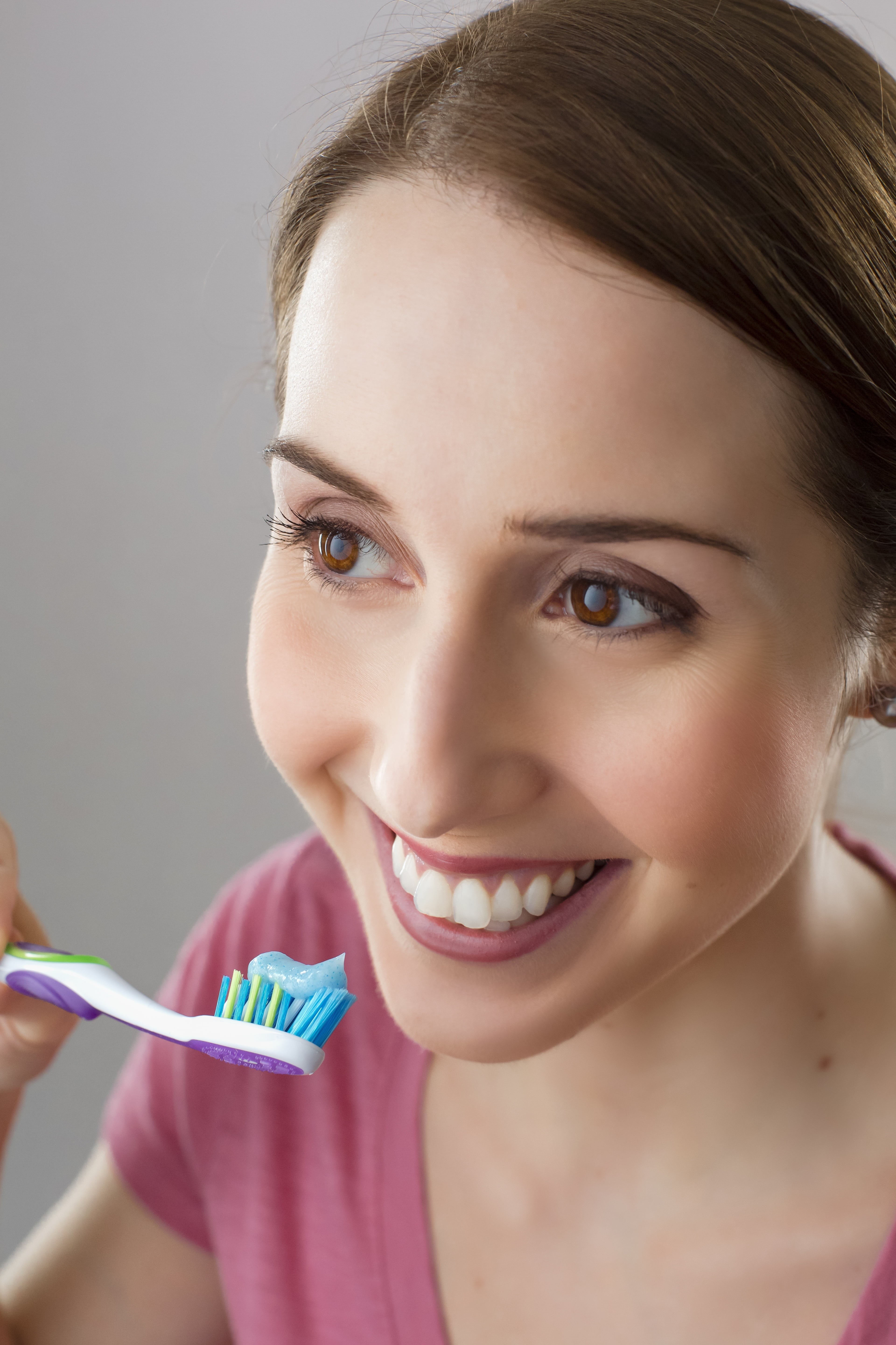 tooth, women, studio shot, beautiful woman, close-up, human teeth, body care, adult, human face, hygiene, toothbrush, dentist, holding, happiness, smiling, Phone HD Wallpaper