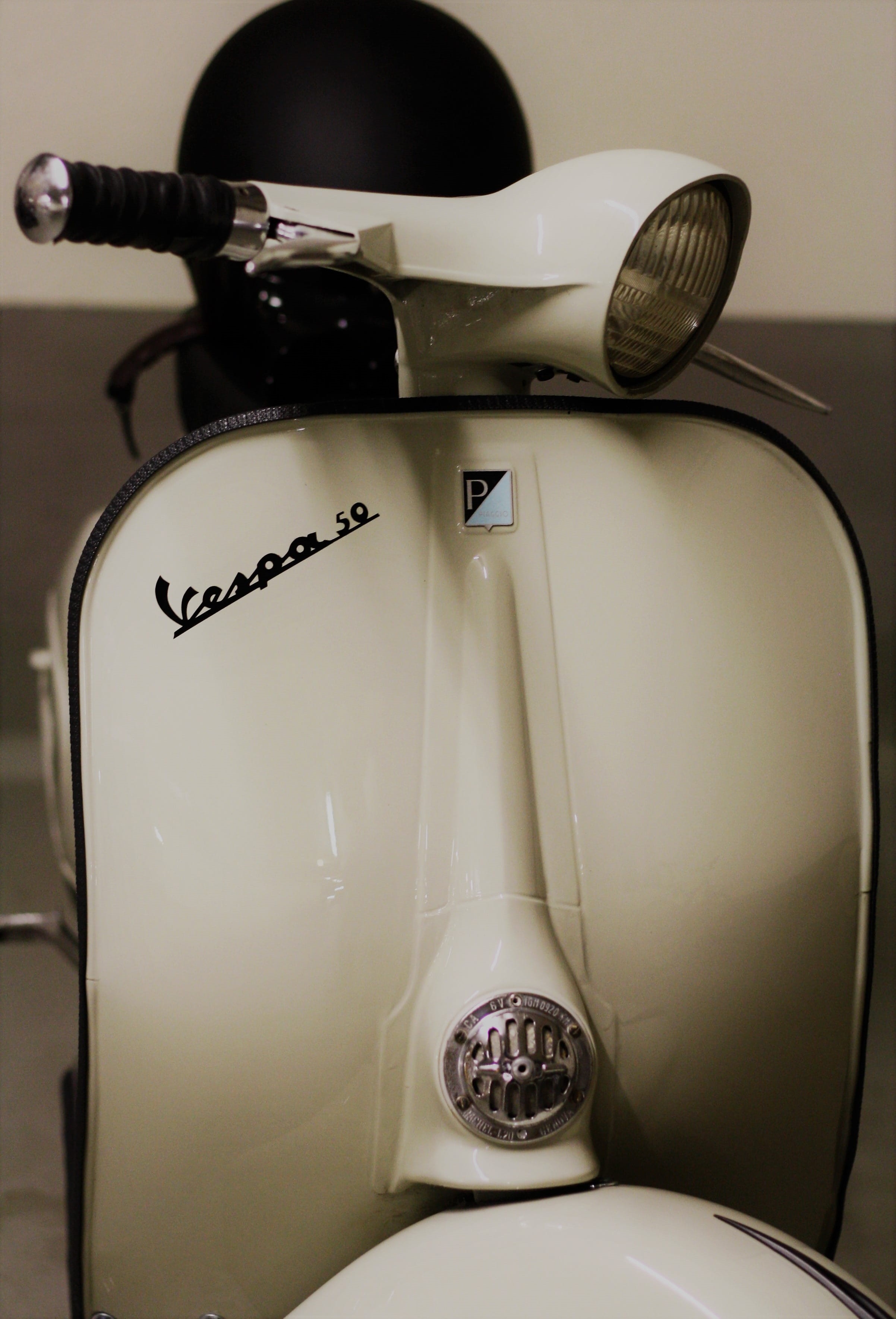 spotlight, faucet, Vehicle, retro, indoors, handle, retro Styled, metal, land Vehicle, two takter, helm, still life, 2K, close-up, old-fashioned, nostalgia, Phone HD Wallpaper