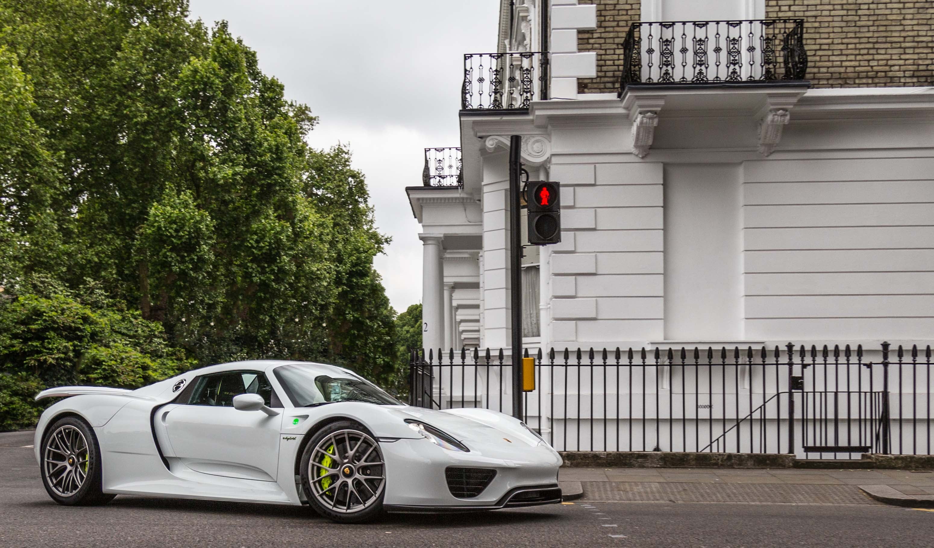 luxury, sportscars, white, sports Car, sportscar, Cars, modern, house, voiture, exotic, awesome, 2K, supercars, outside, super  •car, streetcars, Porsche  918, HD Wallpaper