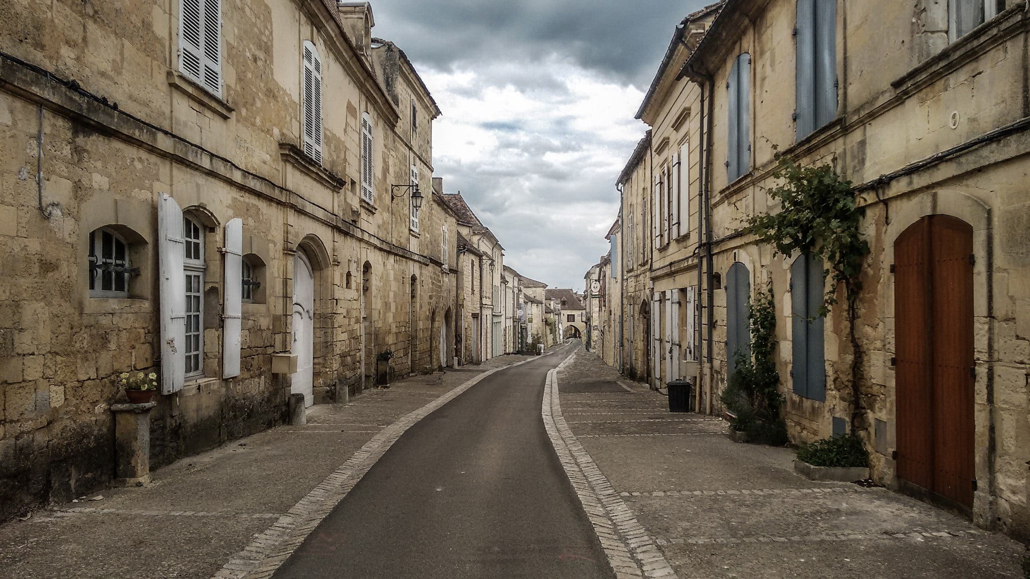 cloud - sky, diminishing perspective, city, nature, building exterior, day, road, building, outdoors, sky, the way forward, concrete, long, residential district, HD Wallpaper