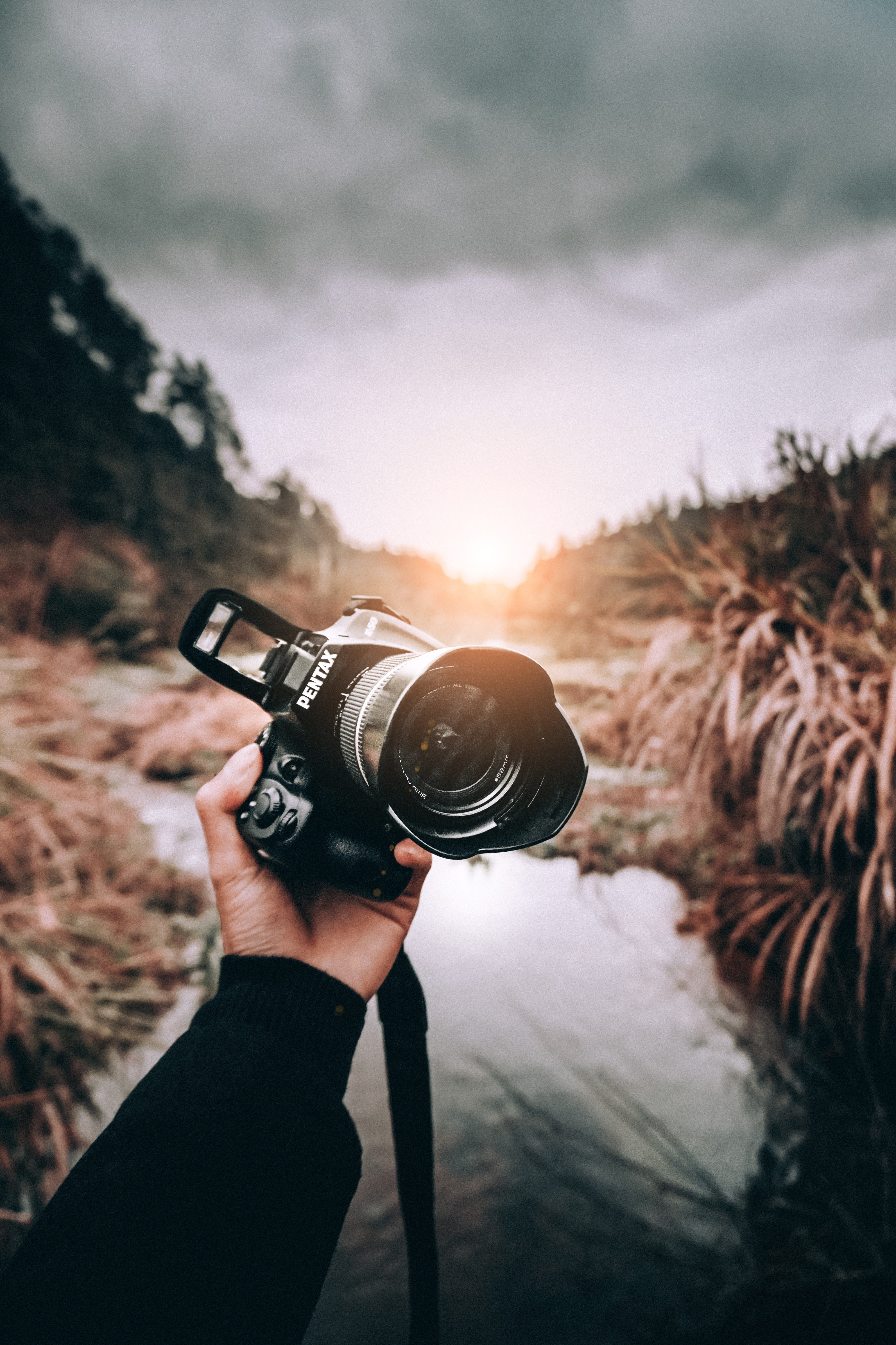 holding, camera - photographic equipment, photography themes, zoom lens, leisure activity, technology, person, finger, sky, human hand, zoom, photographic equipment, Phone HD Wallpaper