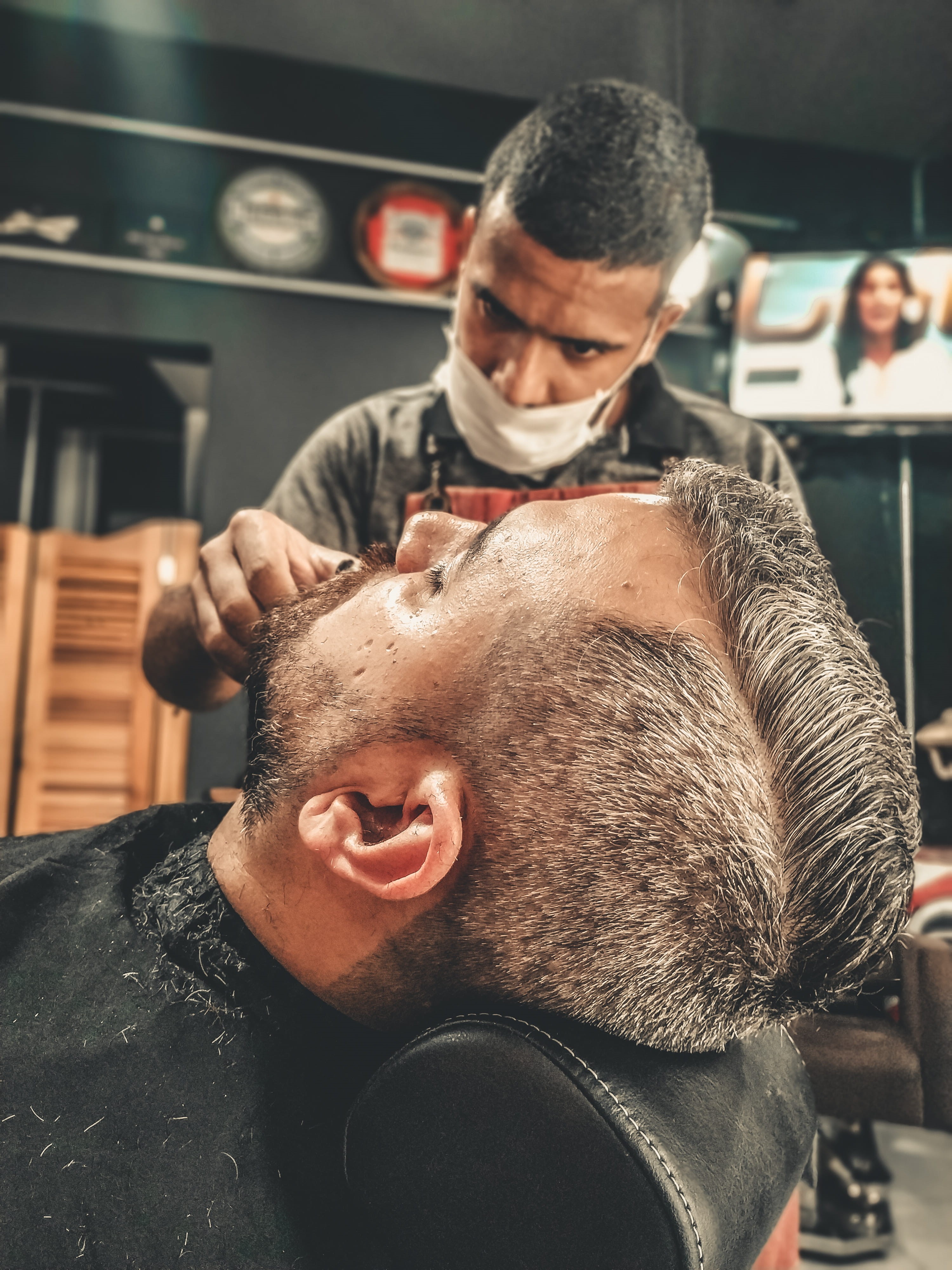 facial expression, males, young men, barbershop, people, leisure, leisure activity, work, cut, men, hairdresser, haircut, barber, man, lifestyles, hairstyle, Phone HD Wallpaper