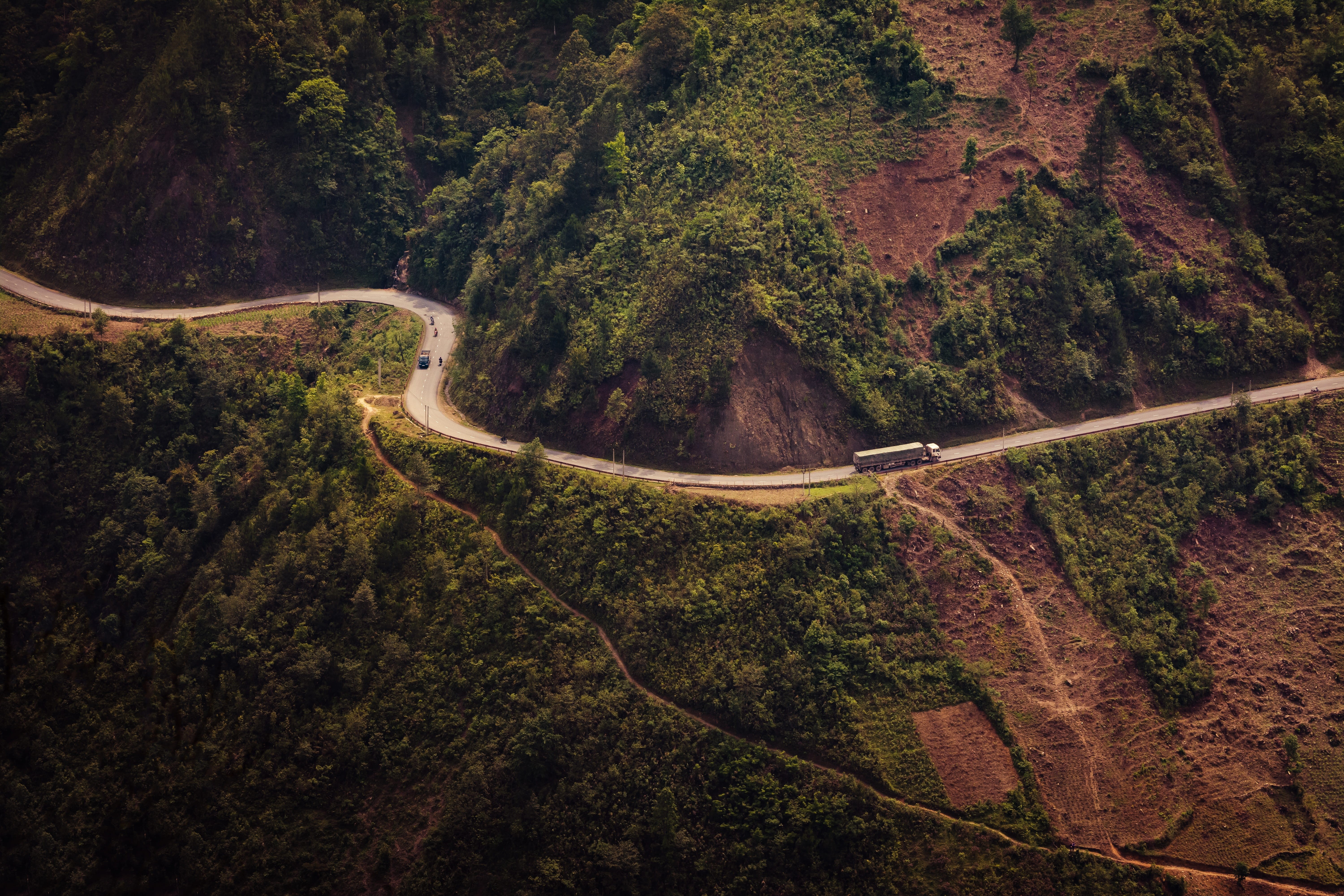 land, Road, transport, green color, non-urban scene, Transportation, high angle view, beauty in nature, outdoors, green, landscape, 5K, vehicle, tranquil scene, HD Wallpaper