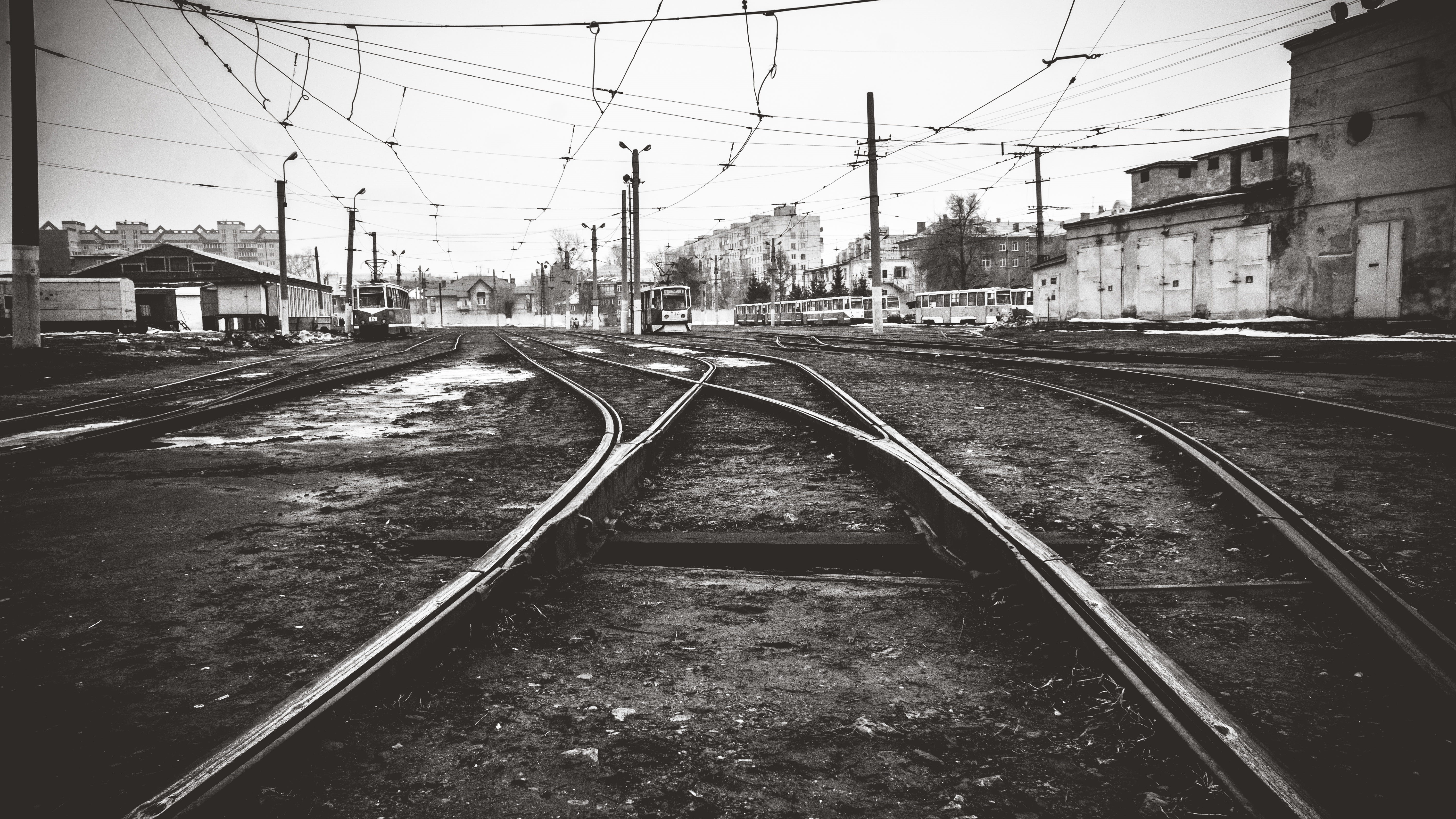 outdoors, vanishing point, transportation system, transport, 5K, tracks, black and-white, wagon, day, building, line, street, urban, building exterior, HD Wallpaper