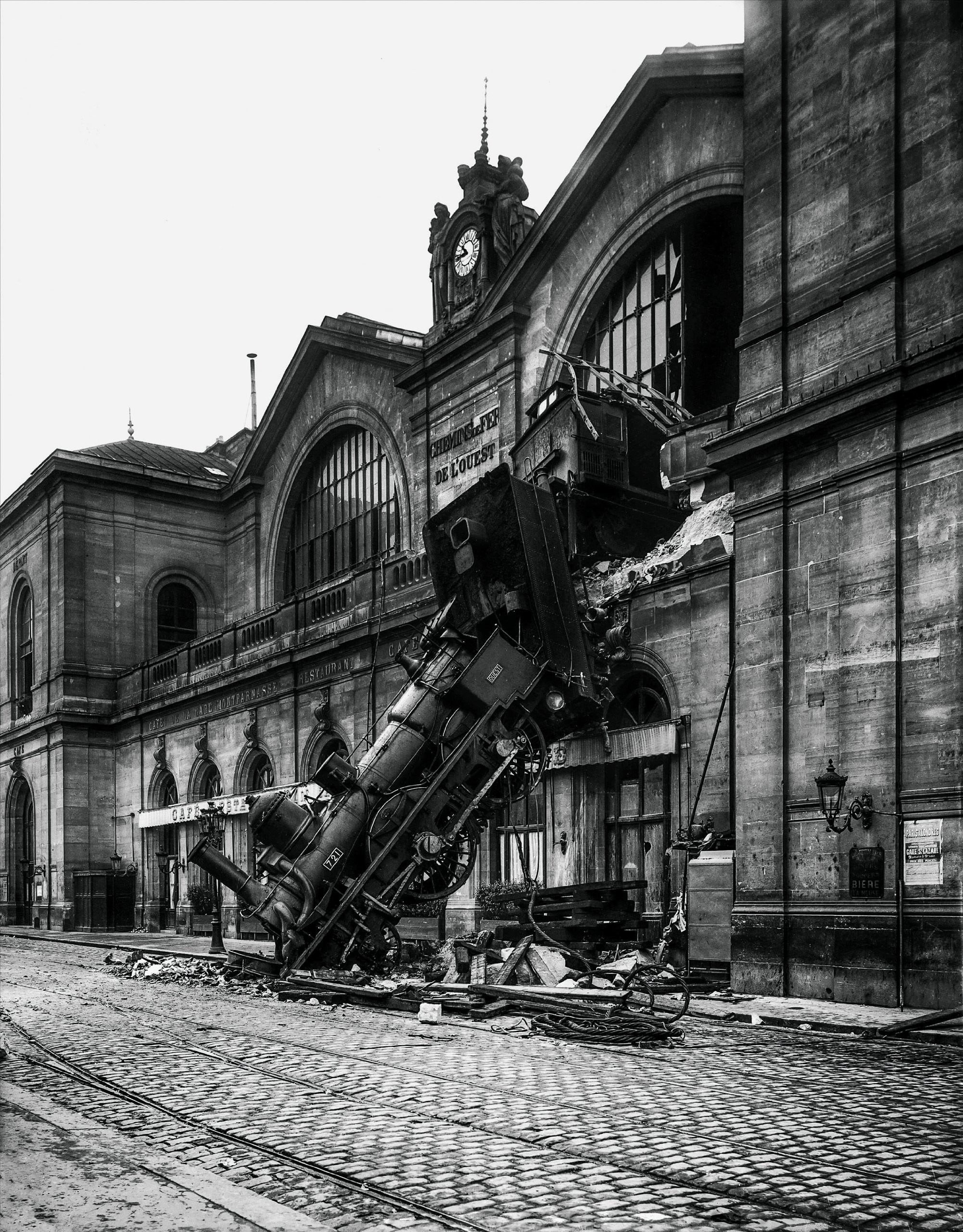 machinery, 2K, monochrome, black, accidents, outdoors, no people, crash, France, abandoned, built structure, train station, sky, nature, clear sky, arch, Phone HD Wallpaper