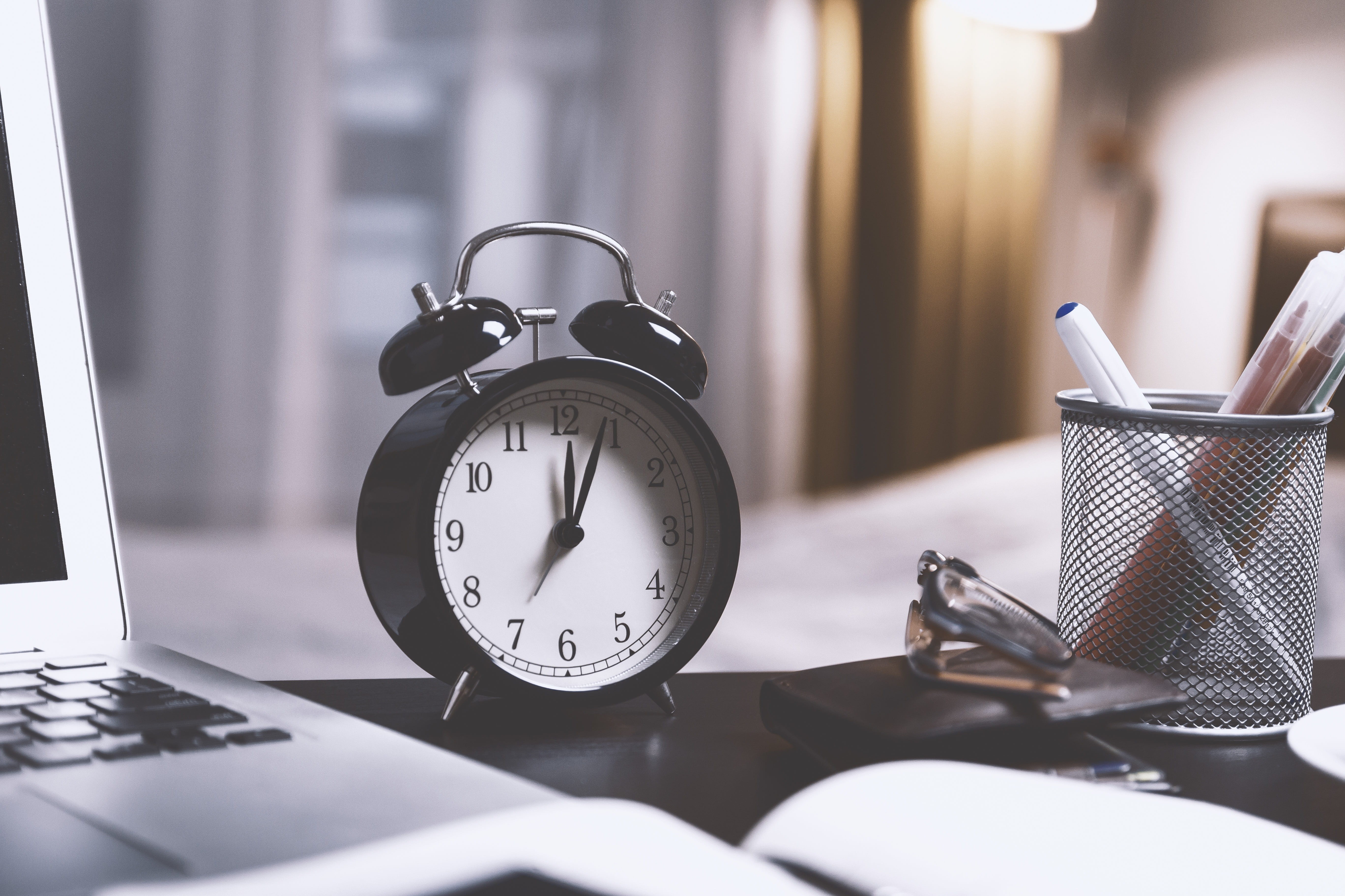 deadline, alarm, office, bell, home, day, paper, computer, old, wireless technology, hour, desk, morning, second, watch, business, midnight, table, minute, HD Wallpaper