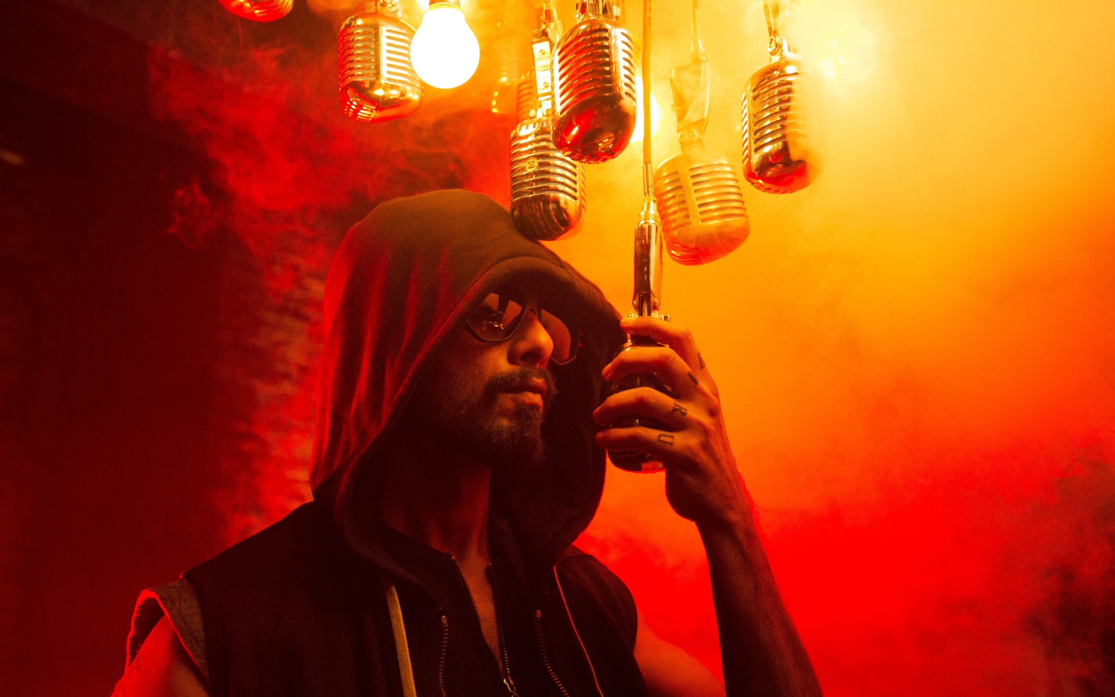 rockstar, one person, men, young adult, lighting equipment, kapoor, human face, holding, portrait, low angle view, vest, clothing, light, udta, hooded, HD Wallpaper