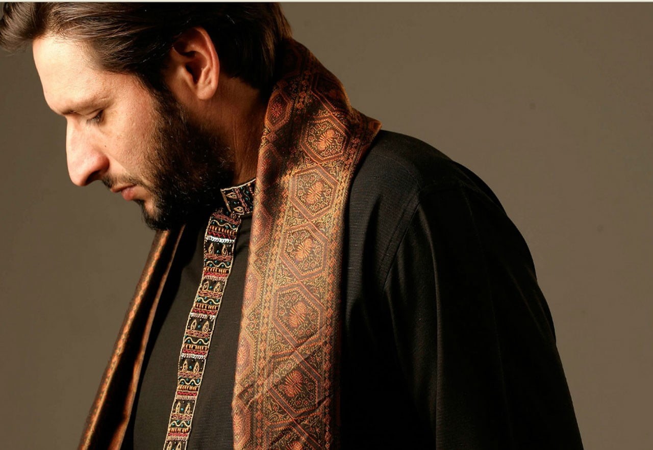 profile view, hairstyle, real people, black, young men, Pakistan, waist up, cricket, Shalwar Kurta, one person, studio shot, headshot, looking away, looking down, HD Wallpaper