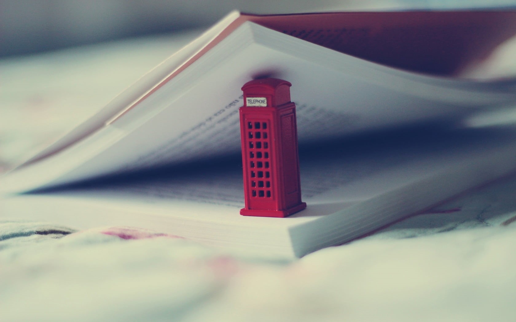 close-up, bed, house, selective focus, still life, connection, security, symbol, day, architecture, table, book, no people, thermometer, text, plastic, HD Wallpaper