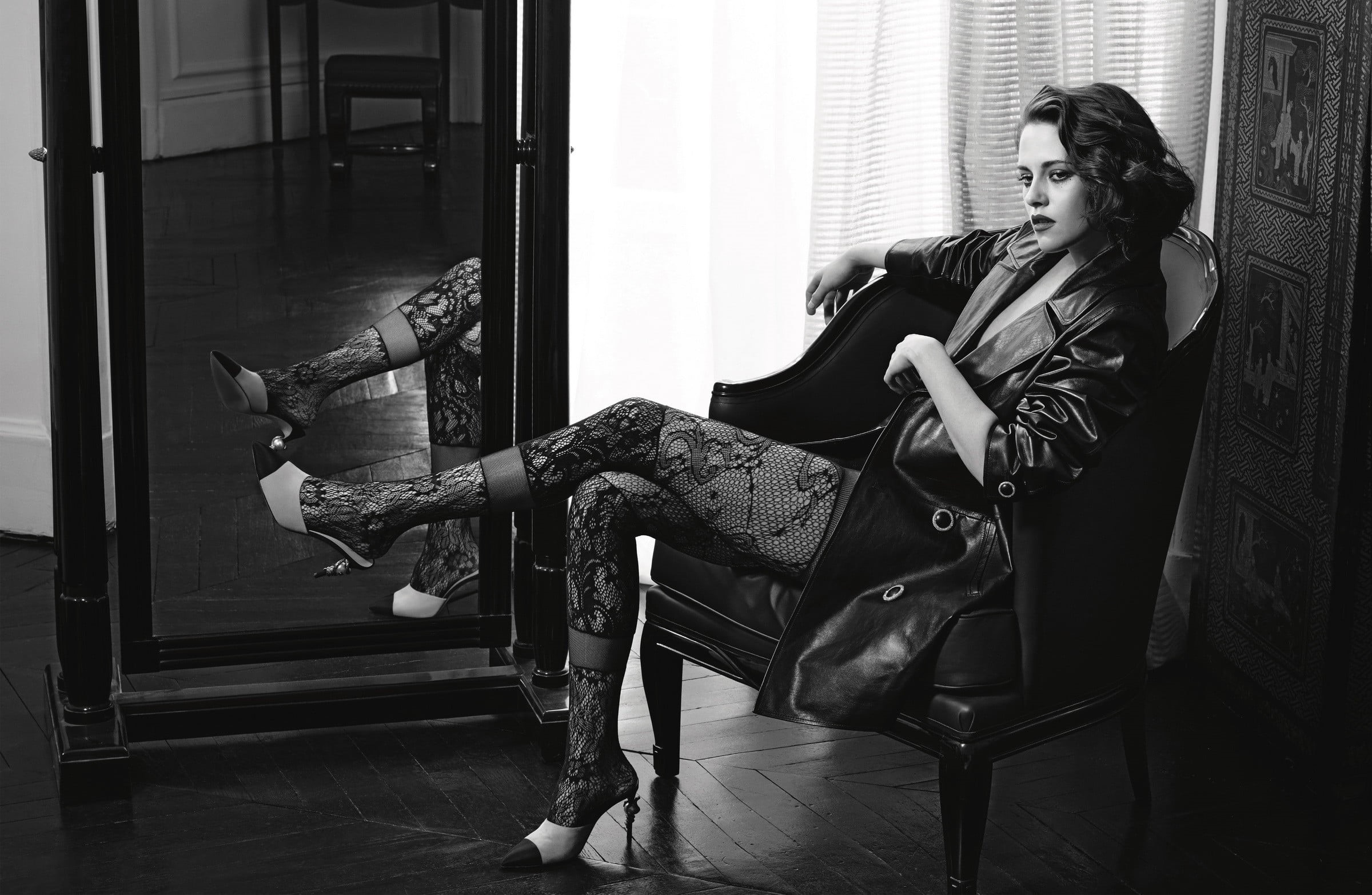 monochrome, domestic, women, lifestyles, legs crossed, mirror, young adult, vertebrate, one person, reflection, high heels, leisure activity, brunette, HD Wallpaper