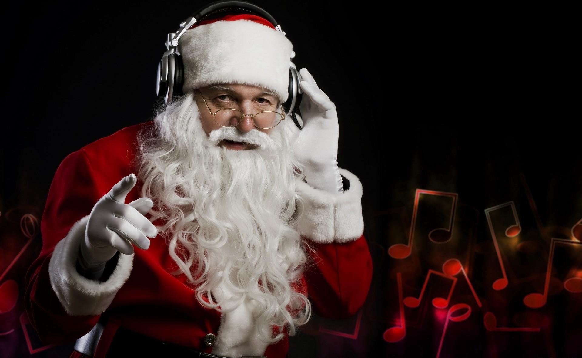 headphones, 1080P, photo, santa claus, hand, music, santa, claus, christmas, HD Wallpaper