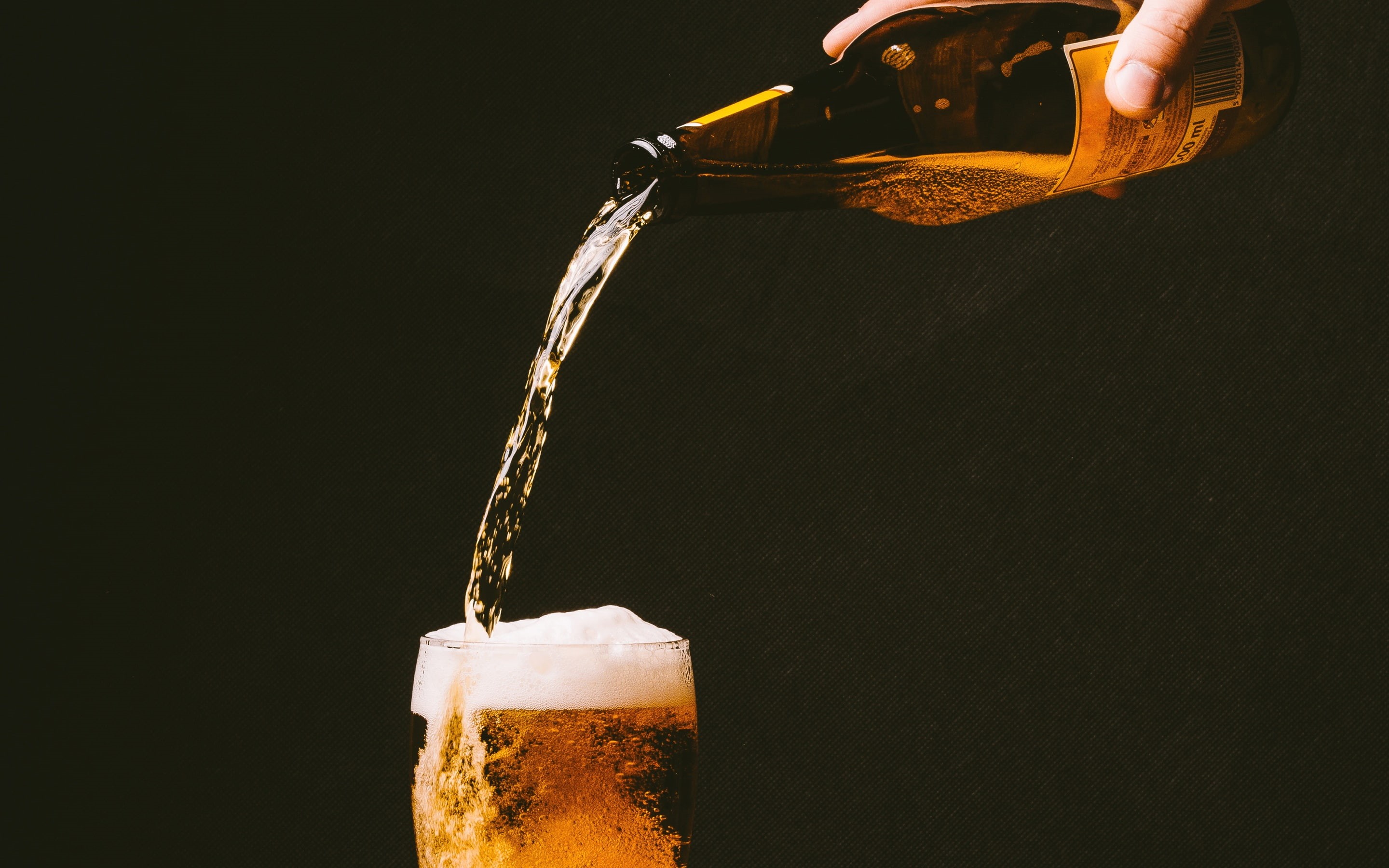 beverage, glass, bubbles, drink, hand, alcohol, pouring, cold, amber, bar, bottle, beer, 2K, HD Wallpaper
