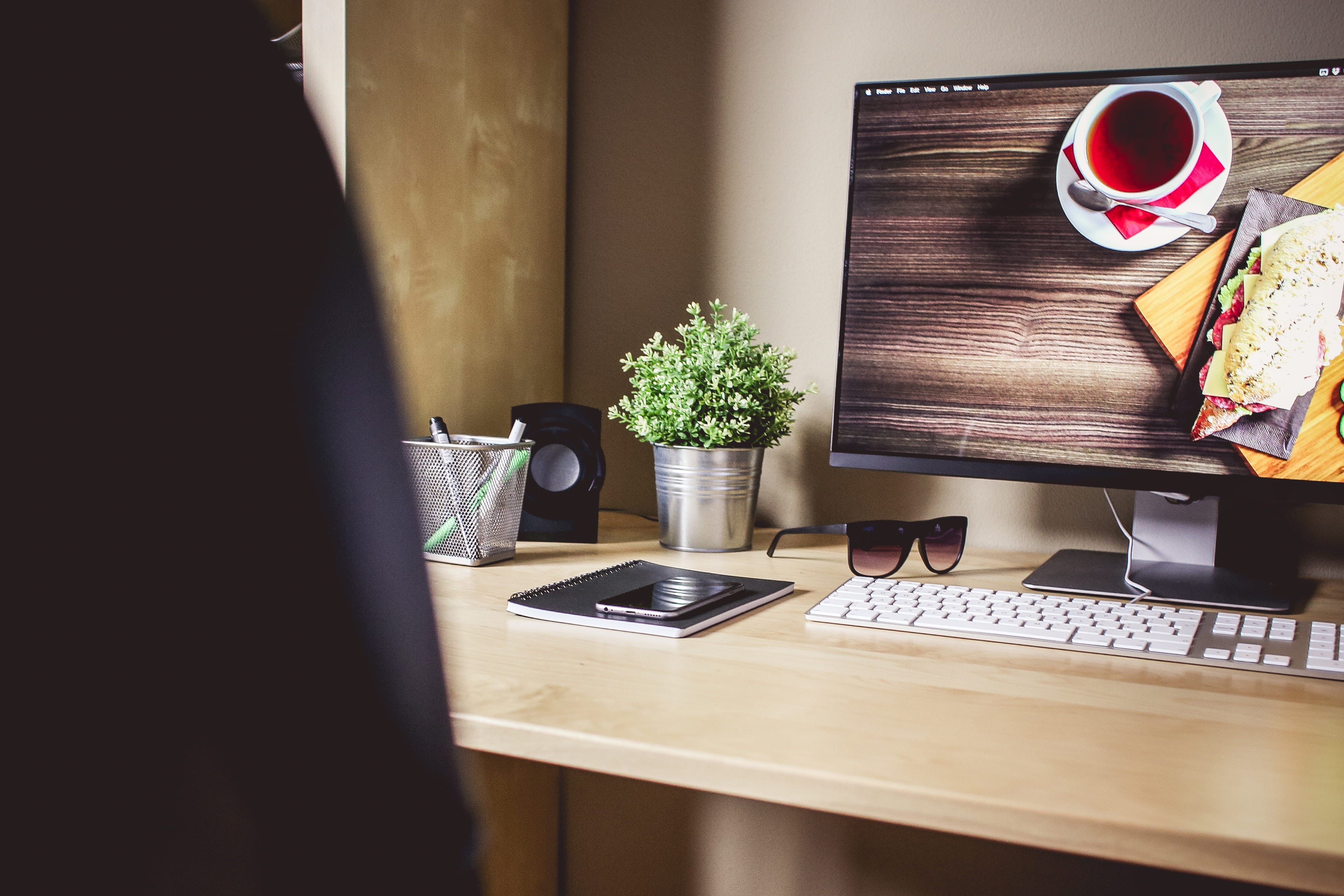 computer Mouse, mug, iphone, wood - material, houseplant, home, day, domestic room, window, kitchen counter, home interior, mobile, publication, sunglasses, HD Wallpaper